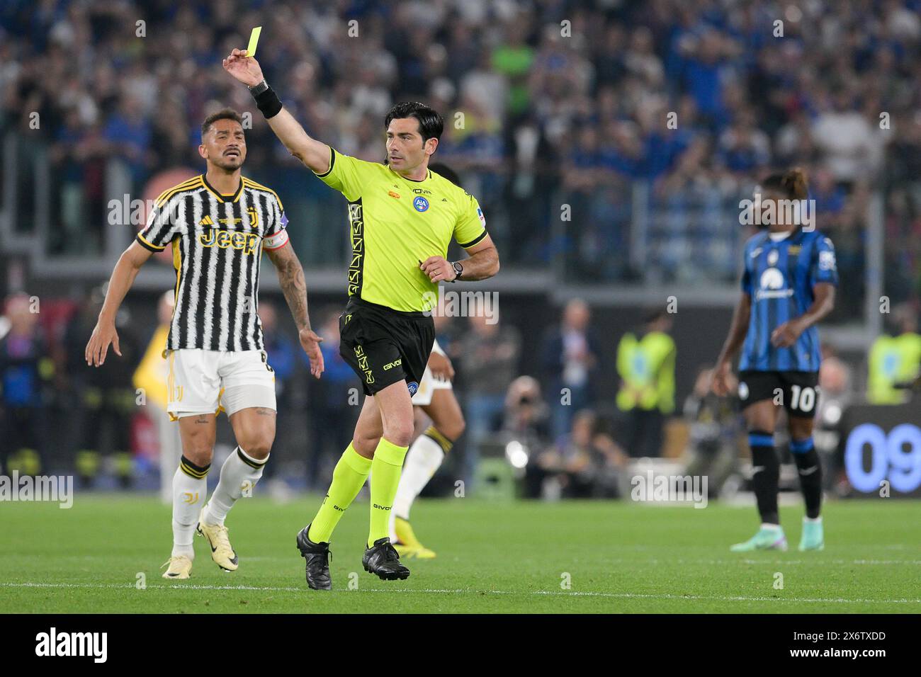 Stadio Olimpico, Roma, Italia. 15 maggio 2024. Finale di Coppa Italia; Atalanta contro Juventus; l'arbitro Fabio Maresca mostra il cartellino giallo a Dusan Vlahovic della FC Juventus credito: Action Plus Sports/Alamy Live News Foto Stock