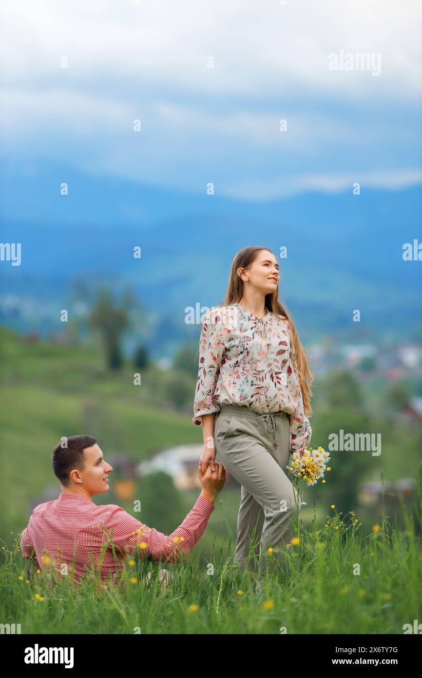 Coppia amorevole che si abbraccia dolcemente sul campo Foto Stock