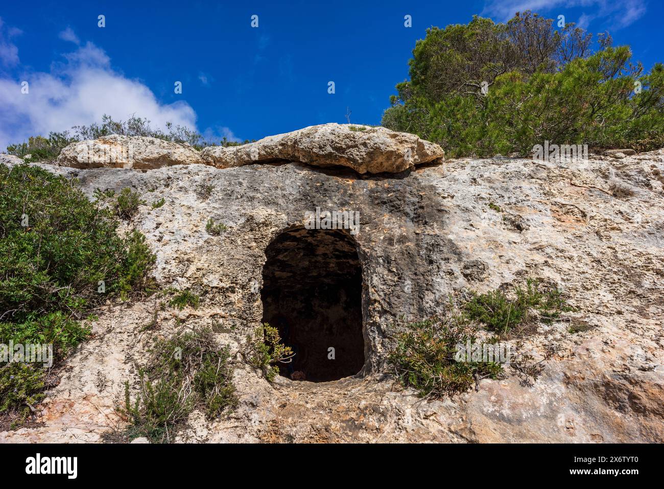 Grotta di Cala Bota, costa di Manacor, Maiorca, Isole Baleari, Spagna. Foto Stock