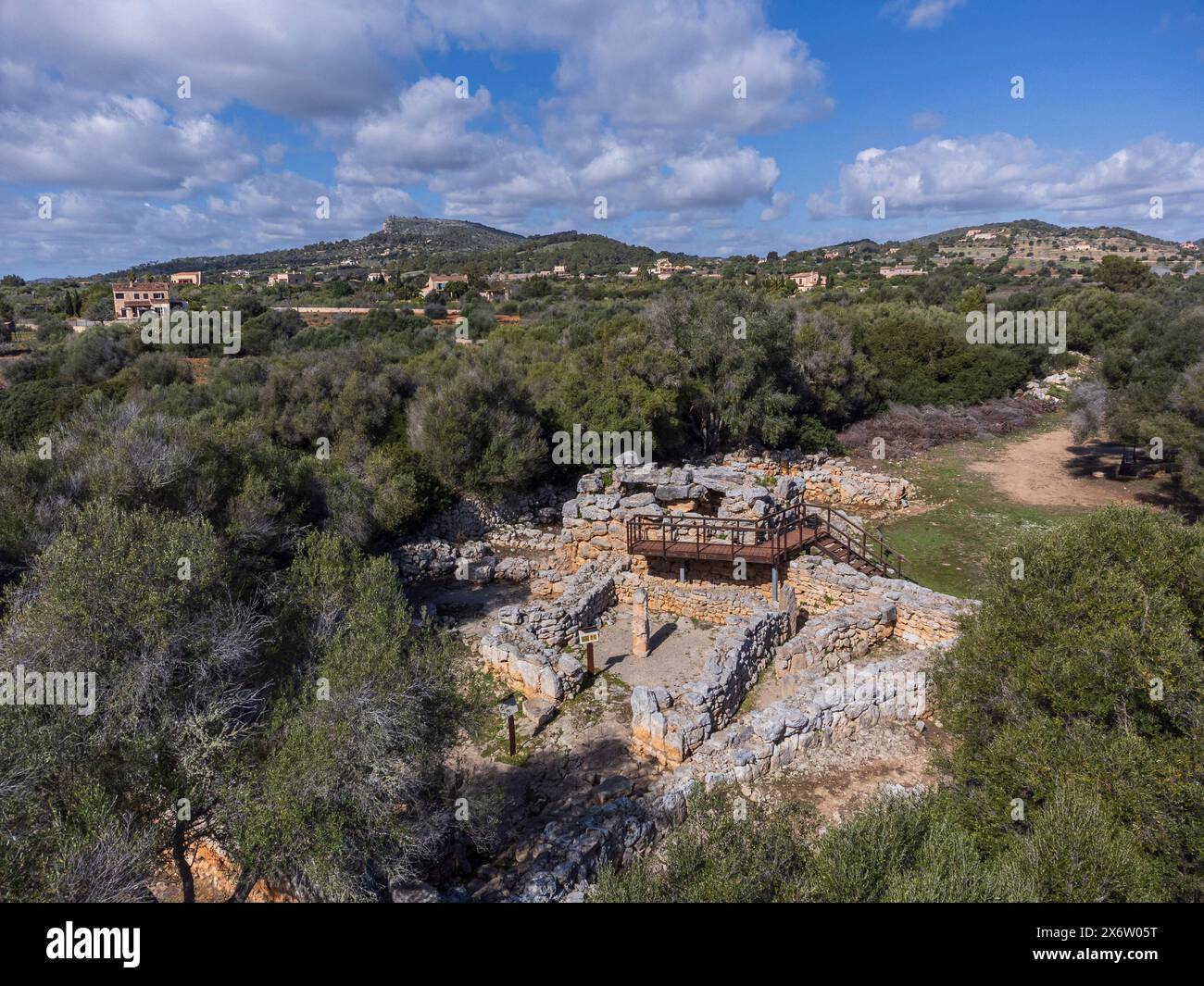 Talaiot e le camere semi-indipendenti dell'era talaiotica (età del ferro). Sito archeologico Hospitalet Vell, Maiorca, Isole Baleari, Spagna. Foto Stock