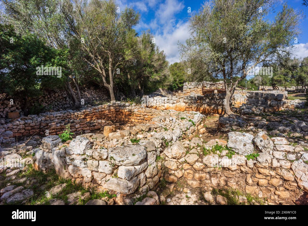 Talaiot e le camere semi-indipendenti dell'era talaiotica (età del ferro). Sito archeologico Hospitalet Vell, Maiorca, Isole Baleari, Spagna. Foto Stock