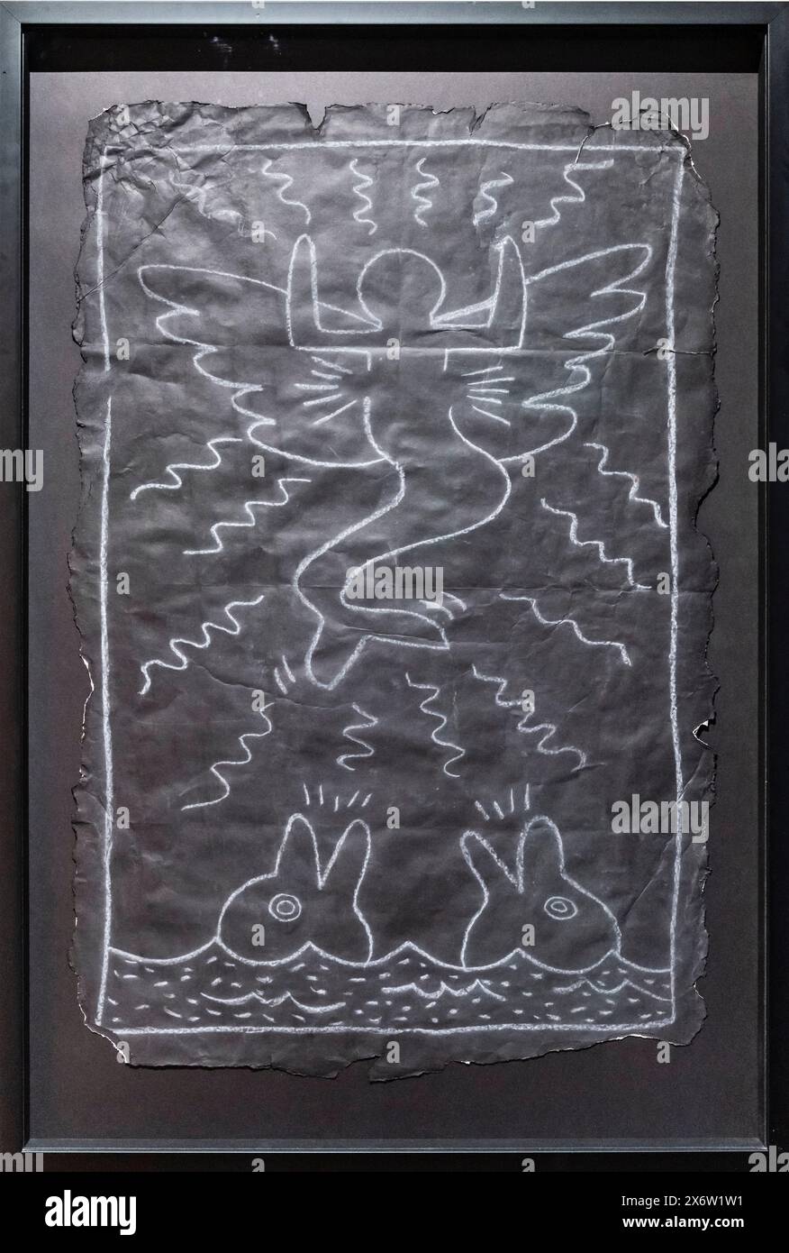 Keith Haring, senza titolo, Sirenetta alata e delfini, disegno della metropolitana, circa 1983, gesso bianco su carta nera, Moco Museum, Amsterdam, Paesi Bassi. Foto Stock