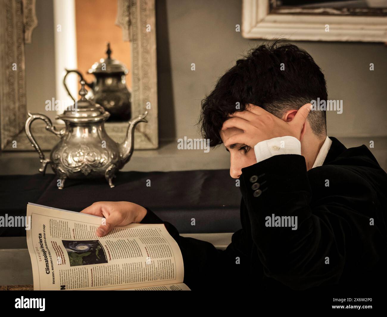 Adolescente che legge un libro, , Llucmajor, Maiorca, Isole Baleari, Spagna. Foto Stock