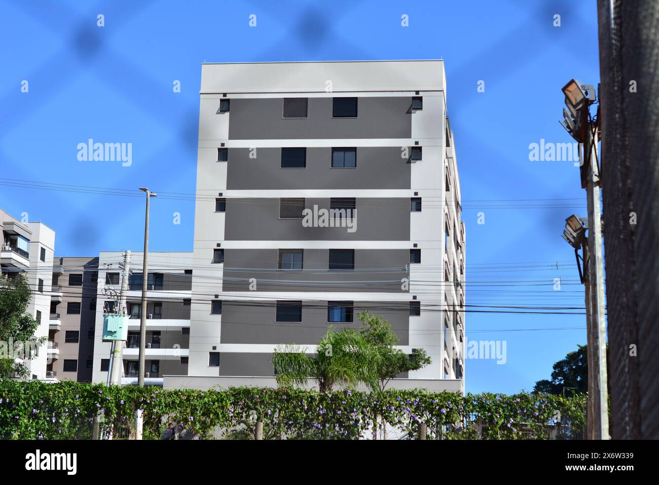 Edificio di appartamenti di nuova costruzione con una concentrazione selettiva Foto Stock