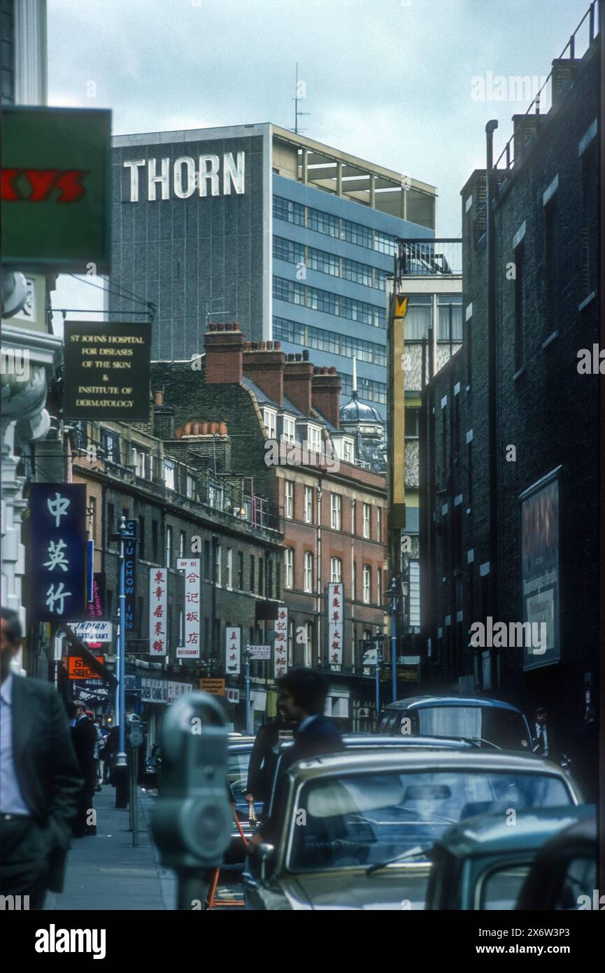 1976 immagine d'archivio della vista lungo Lisle Street nella Chinatown di Soho, Londra, prima della pedonalizzazione. Thorn House (ora Orion House), progettata da Basil Spence & Partners, nell'Upper St Martins Lane è sullo sfondo. Foto Stock