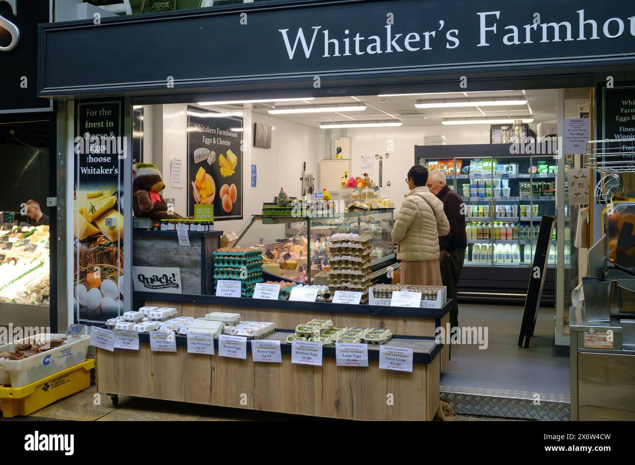 Negozio di alimentari Whitakers Farmhouse a Kirkgate indoor Market, Leeds, West Yorkshire, Regno Unito Foto Stock