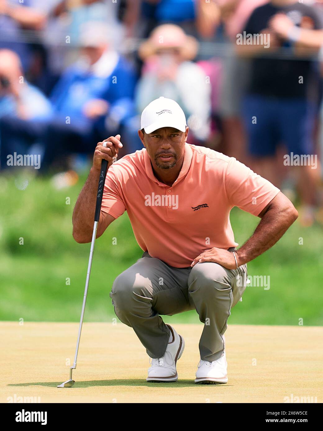 Tiger Woods degli Stati Uniti in azione durante il primo round del campionato PGA 2024 al Valhalla Golf Club il 16 maggio 2024 a Louisville, Kentucky. Foto Stock