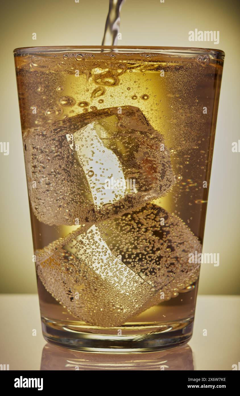 Bevanda fredda con shot di ghiaccio da vicino. Foto Stock