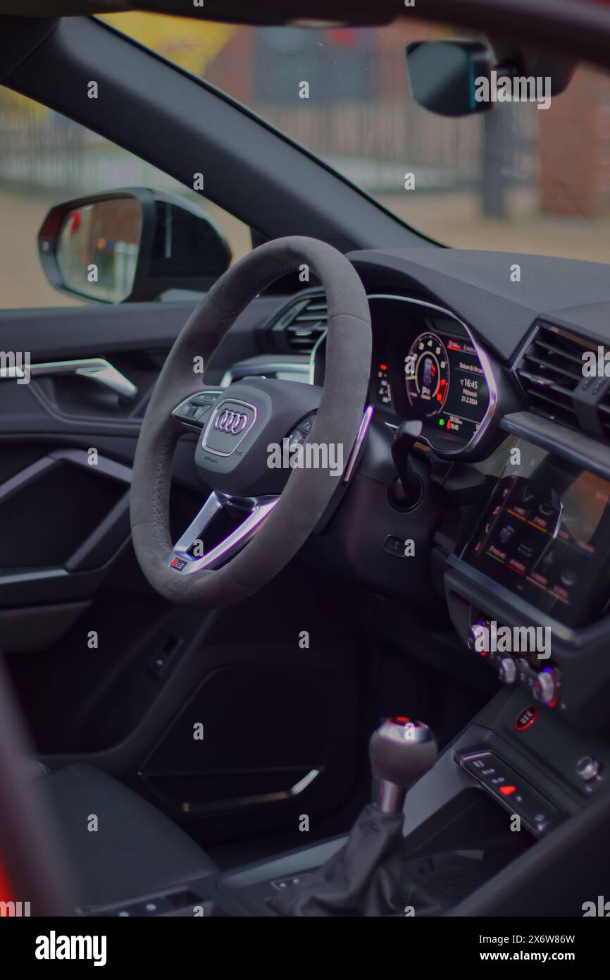 Eleganza sportiva: Interni Audi RS Q3 con volante Alcantara e display dinamici Foto Stock