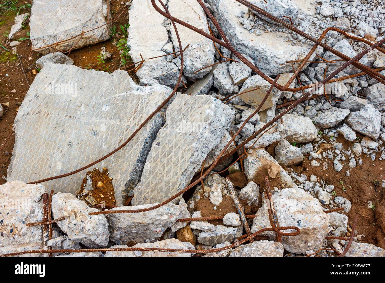 Frammenti di lastre di cemento armato con rinforzo arrugginito sporgente Foto Stock