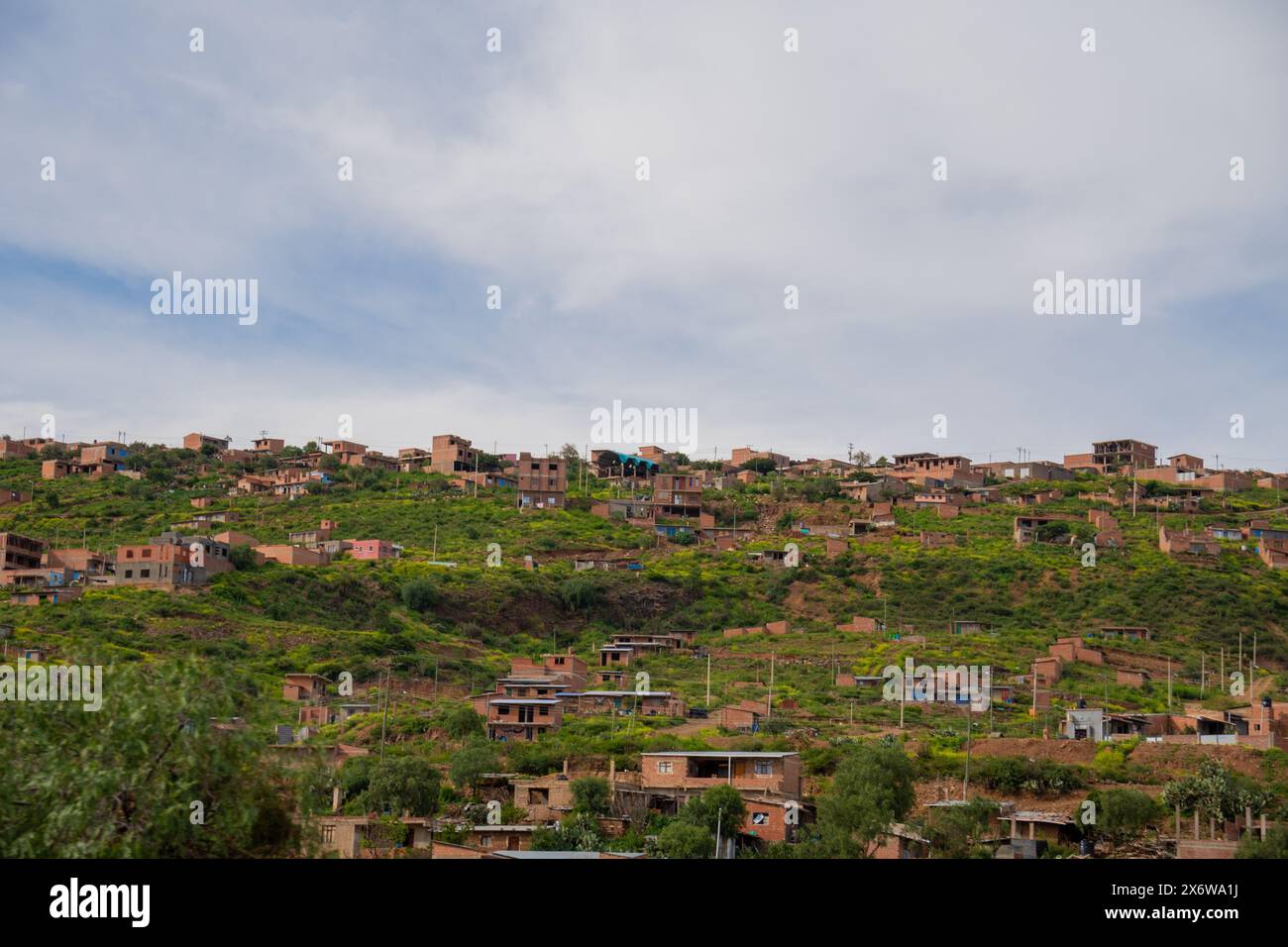 Quartieri di case costruite su una collina, sottosviluppo in America Latina. Insediamenti Foto Stock