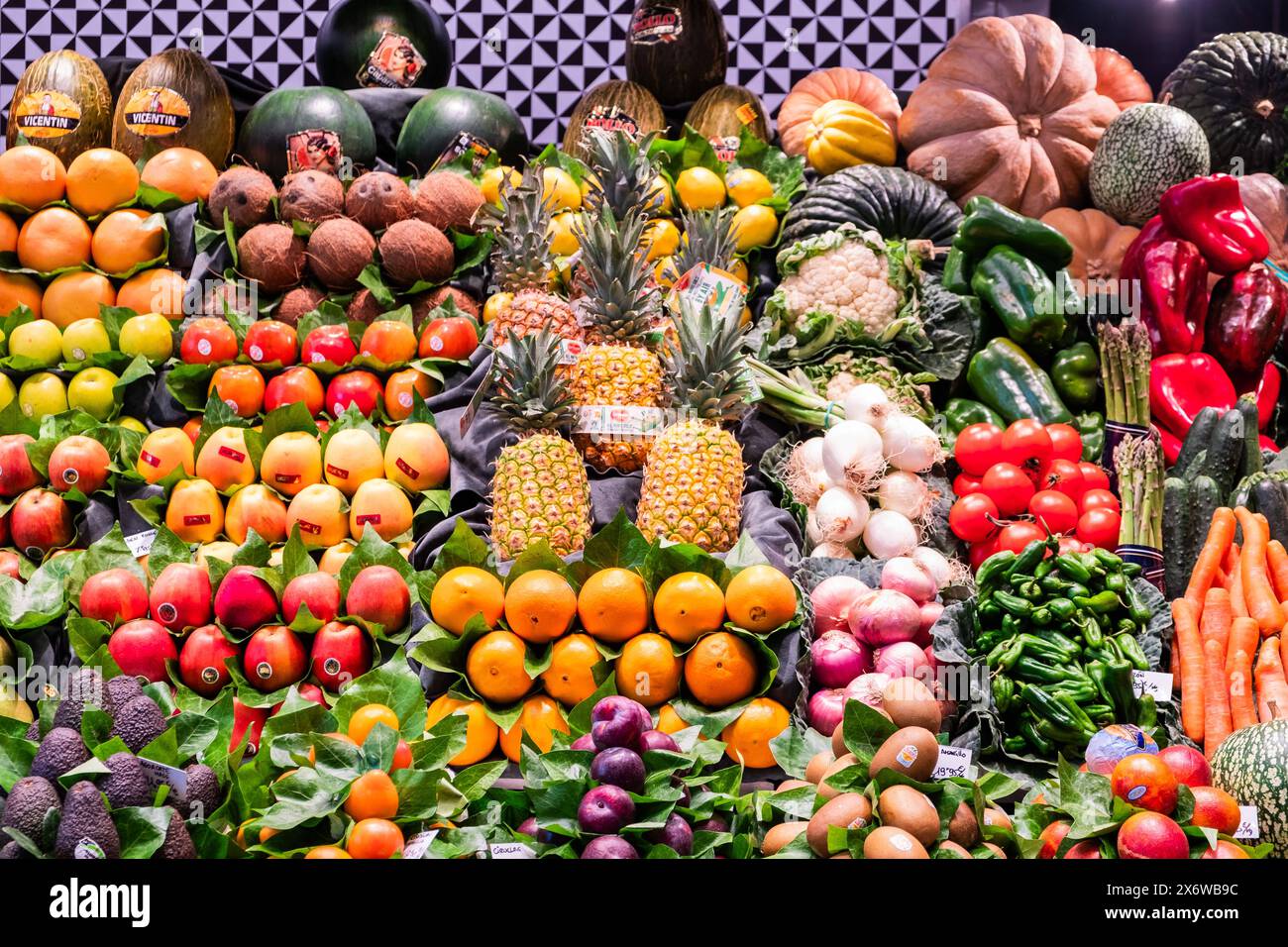 Frisches Obst und Gemüse an einem Markstand des Mercado de la Boqueria, berühmter Markt an den Ramblas a Barcellona, Spanien Barcelona Katalonien Span Foto Stock