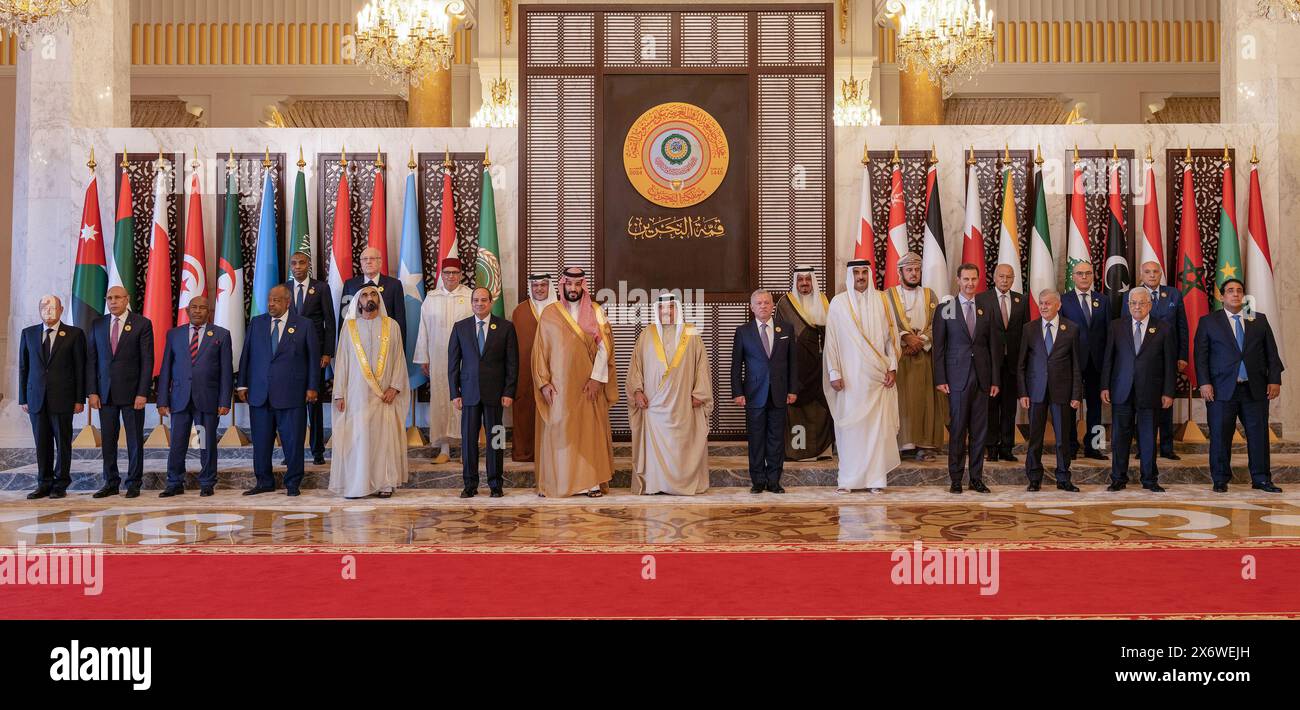 Manama, Bahrein. 11 ottobre 2024. Il re del Bahrein Hamad bin Isa al-Khalifa (C) pone con i leader arabi in vista del 33° vertice della Lega araba a Manama in Bahrain, giovedì 16 maggio 2024, foto di Bahrain News Agency/UPI Credit: UPI/Alamy Live News Foto Stock