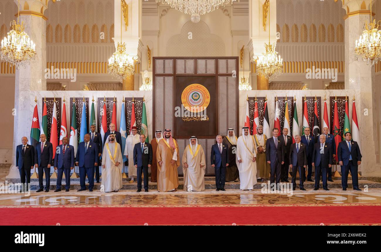 Manama, Bahrein. 11 ottobre 2024. Il re del Bahrein Hamad bin Isa al-Khalifa (C) pone con i leader arabi in vista del 33° vertice della Lega araba a Manama in Bahrain, giovedì 16 maggio 2024, foto di Bahrain News Agency/UPI Credit: UPI/Alamy Live News Foto Stock