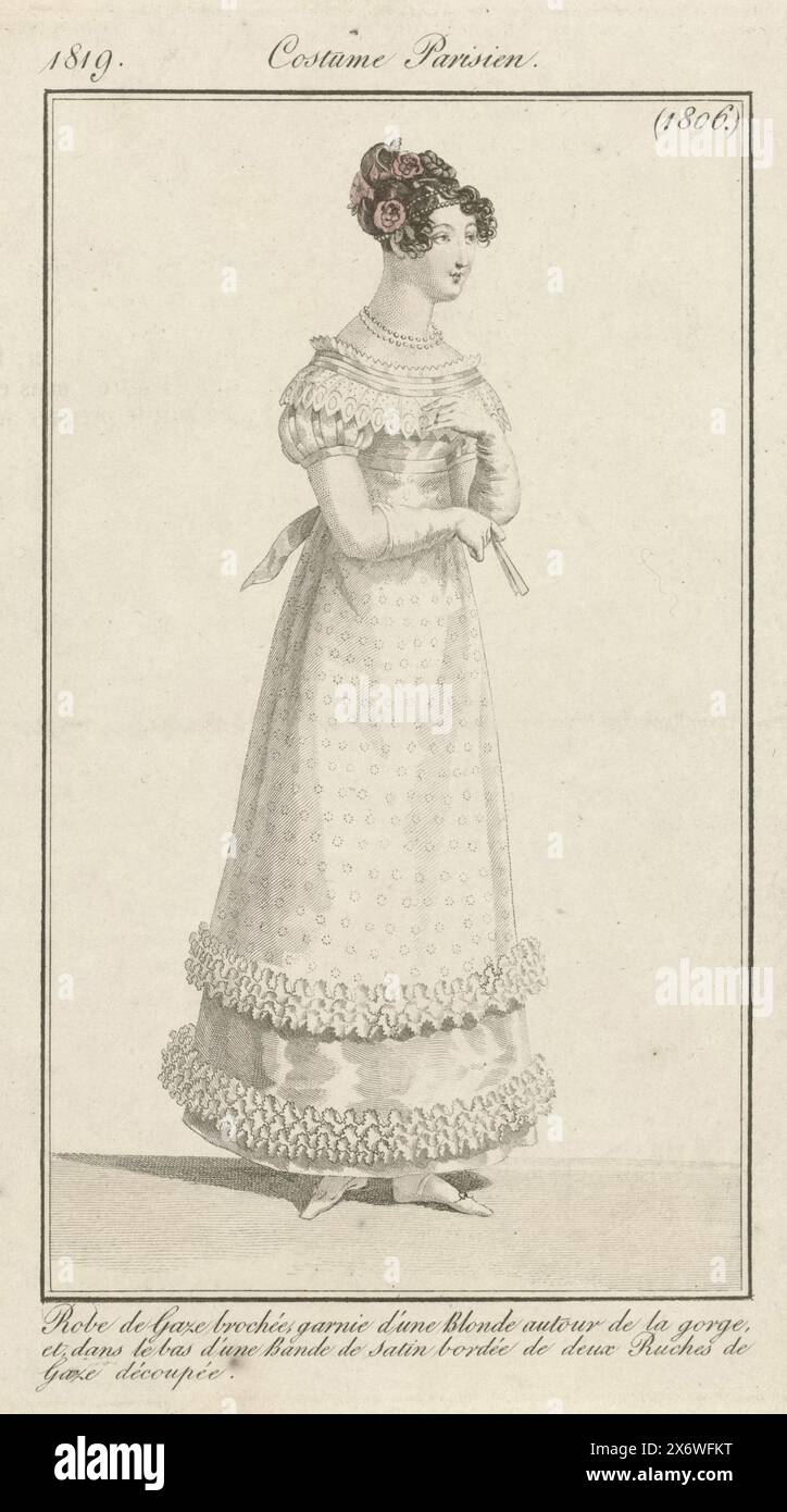 Journal des Dames et des Modes, Costume Parisien, 5 aprile 1819, (1806): Robe de Gaze broché (...), donna in piedi vestita con un abito di tulle broccato sormontato da un 'Blonde autour de la gorge' e in fondo una fascia di raso rifinita con due volpi di tulle. Accessori: Collana, guanti lunghi, ventilatore, scarpe. La stampa fa parte della rivista di moda Journal des Dames et des Modes, pubblicata da Pierre de la Mésangère, Parigi, 1797-1839., stampatore: Anonimo, editore: Pierre de la Mésangère, Parigi, 1819, carta, incisione, altezza, 176 mm x larghezza, 109 mm Foto Stock