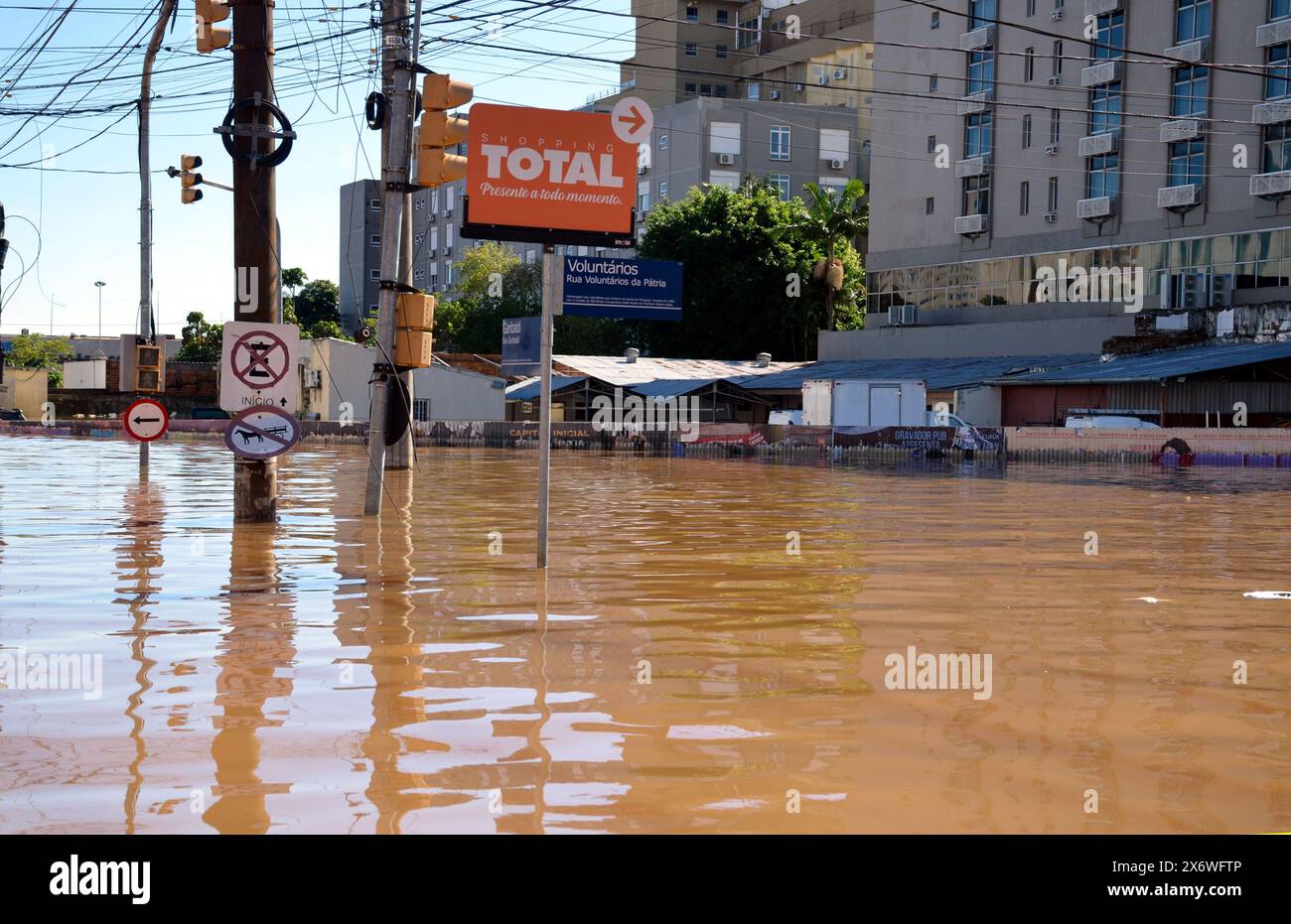 16 maggio 2024, Porto Alegre, Rio grande do sul, Brasile: Porto Alegre (RS), 05/16/2024 Ã¢â‚¬' PIOGGIA/TEMPO/INONDAZIONE/RS Ã¢â‚¬' registrazione dei danni causati dalle inondazioni nella regione del Centro storico e 4° Distretto nella città di Porto Alegre, questo giovedì (15). Continuano gli sforzi dei volontari che aiutano la popolazione del Rio grande do sul che si trova in una situazione di calamità pubblica, a causa delle forti piogge che hanno devastato lo stato del Rio grande do sul. (Foto: Marcelo Oliveira/Thenews2/Zumapress) (immagine di credito: © Marcelo Oliveira/TheNEWS2 via ZUMA Press Wire) SOLO PER USO EDITORIALE! Non per Comm Foto Stock