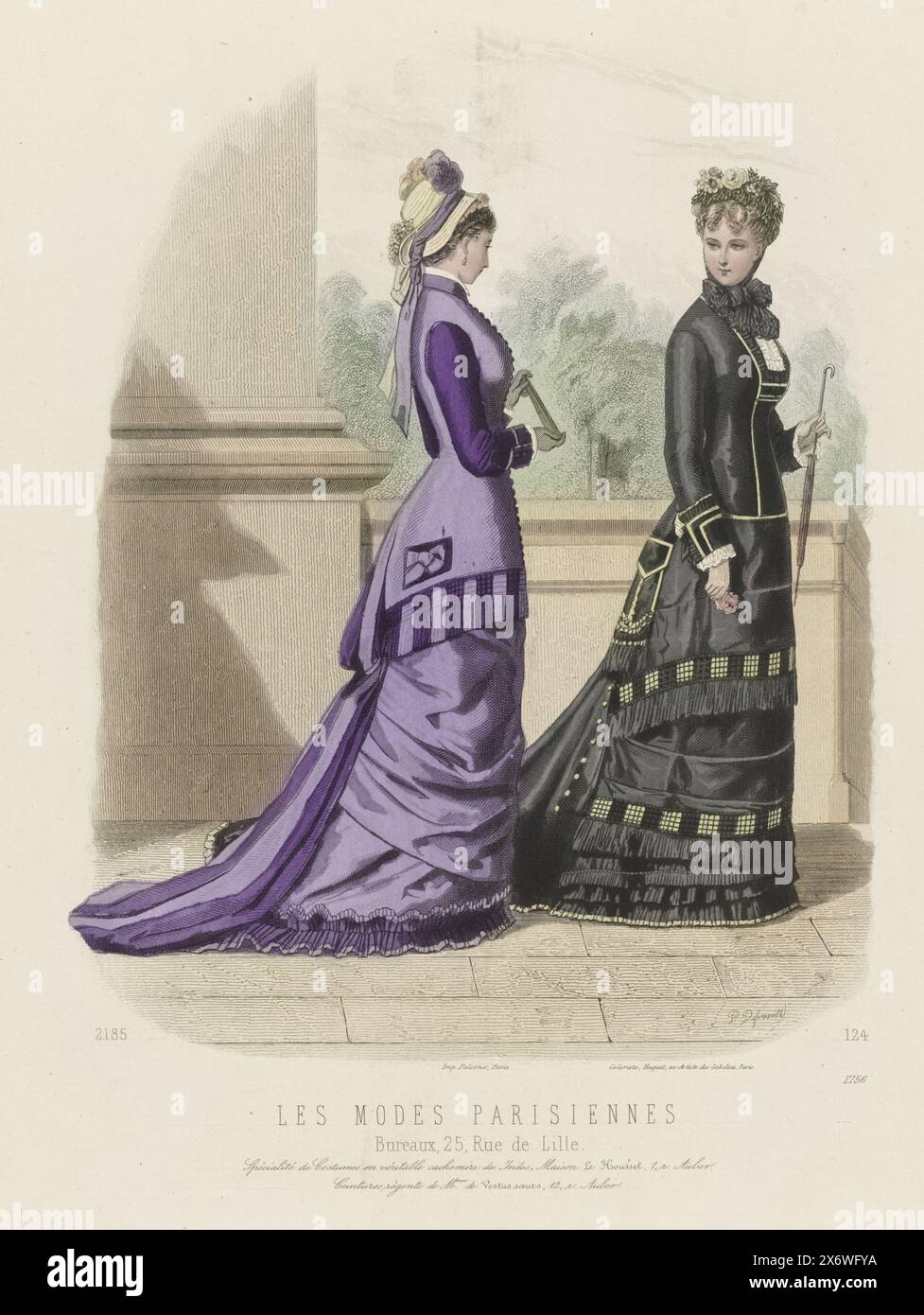 Les Modes Parisiennes, 1877, No. 1756 : Spécialité de Costumes (...), due donne in balaustra, entrambe vestite con abiti da passeggio (?) con i treni. Di seguito sono riportate alcune righe di testo pubblicitario per vari prodotti. Stampa dalla rivista di moda Les Modes Parisiennes (1843-1885)., tipografo: P. Deferneville, (menzionato sull'oggetto), Huguet, (menzionato sull'oggetto), tipografo: Falconer, (menzionato sull'oggetto), Parigi, 1877, carta, incisione, altezza c. 354 mm x larghezza c. 260 mm Foto Stock