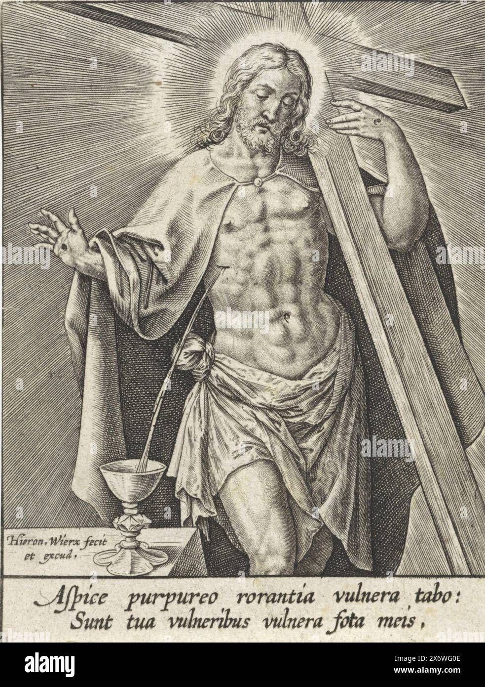 Cristo con la sua croce, Cristo porta la sua croce sulla spalla. Il sangue scorre dalla ferita al suo fianco in un calice. Al margine una didascalia di due righe in latino., print, print maker: Hieronymus Wierix, (menzionato sull'oggetto), editore: Hieronymus Wierix, (menzionato sull'oggetto), Anversa, 1563 - prima del 1619, carta, incisione, altezza, 81 mm x larghezza, 62 mm Foto Stock