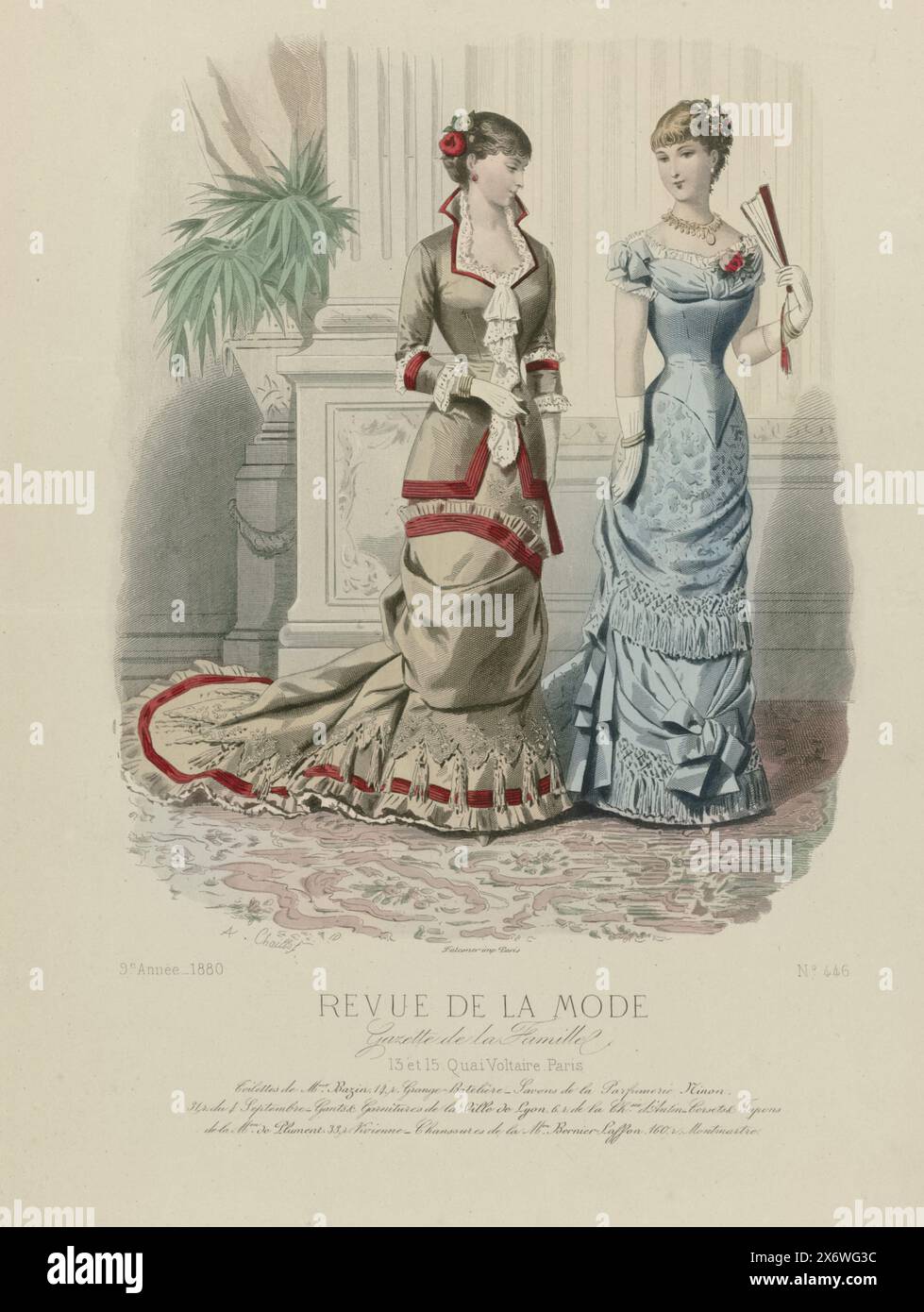Revue de la Mode, Gazette de la Famille, dimanche 18 luglio 1880, 9e année, No. 446: Toilette de Mme Bazin (...), due donne in un interno, in abiti di Bazin. A sinistra: Abito estivo "nuance tourterelle" rifinito con raso rosso, per cene e serate. A destra: Abito blu per palle e calze nel casinò: Gonna con treno di seta rifilata con volant, su cui una grande sciarpa rifilata di frange. Sotto l'immagine sono riportate alcune righe che pubblicizzano il testo di vari prodotti. Stampa dalla rivista di moda Revue de la Mode (1872-1913). Ampia descrizione dell'abbigliamento alle pagine 243 e 245 'PLANCHE Foto Stock