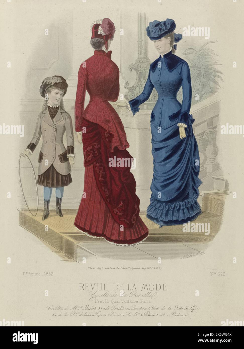 Revue de la Mode, Gazette de la Famille, 1882, 11e année, No. 523: Toilette de M.mes Bardé (...), due donne e una ragazza con cerchio e bastone, in piedi su una scala, vestita con "toilette" di Bardé. Sotto l'immagine sono riportate alcune righe di testo pubblicitario per diversi prodotti. Stampa dalla rivista di moda Revue de la Mode (1872-1913)., stampatore: A. Chaillot, (menzionato sull'oggetto), stampatore: Auguste Godchaux & Cie, (menzionato sull'oggetto), Parigi, 1882, carta, incisione, altezza c. 370 mm x larghezza c. 270 mm Foto Stock