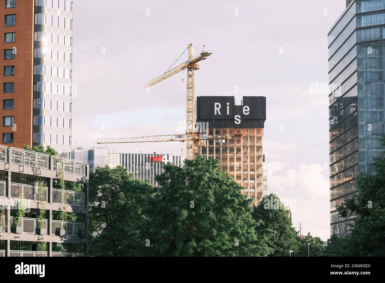 Düsseldorf 16.05.2024 Pandion Officehome Rise mit Windshield Unterbilk Stadttor Medienhafen Bürogebäude Arbeitsräume Immobilienfirma Immobilienmakler Baukran Immobilienmarkt Düsseldorf Nordrhein-Westfalen Deutschland *** Düsseldorf 16 05 2024 Pandion Officehome Rise with Windshield Unterbilk Stadttor Medienhafen edificio per uffici area di lavoro impresa immobiliare agente immobiliare gru edile mercato immobiliare Düsseldorf Nord Renania-Vestfalia Germania Foto Stock