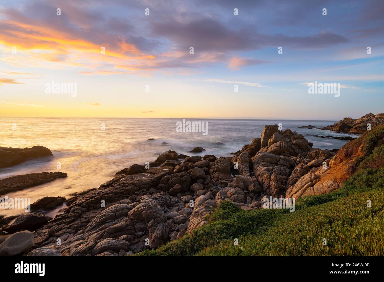 Tramonto sulla costa rocciosa di Concon nella regione di Valparaíso in cile Foto Stock