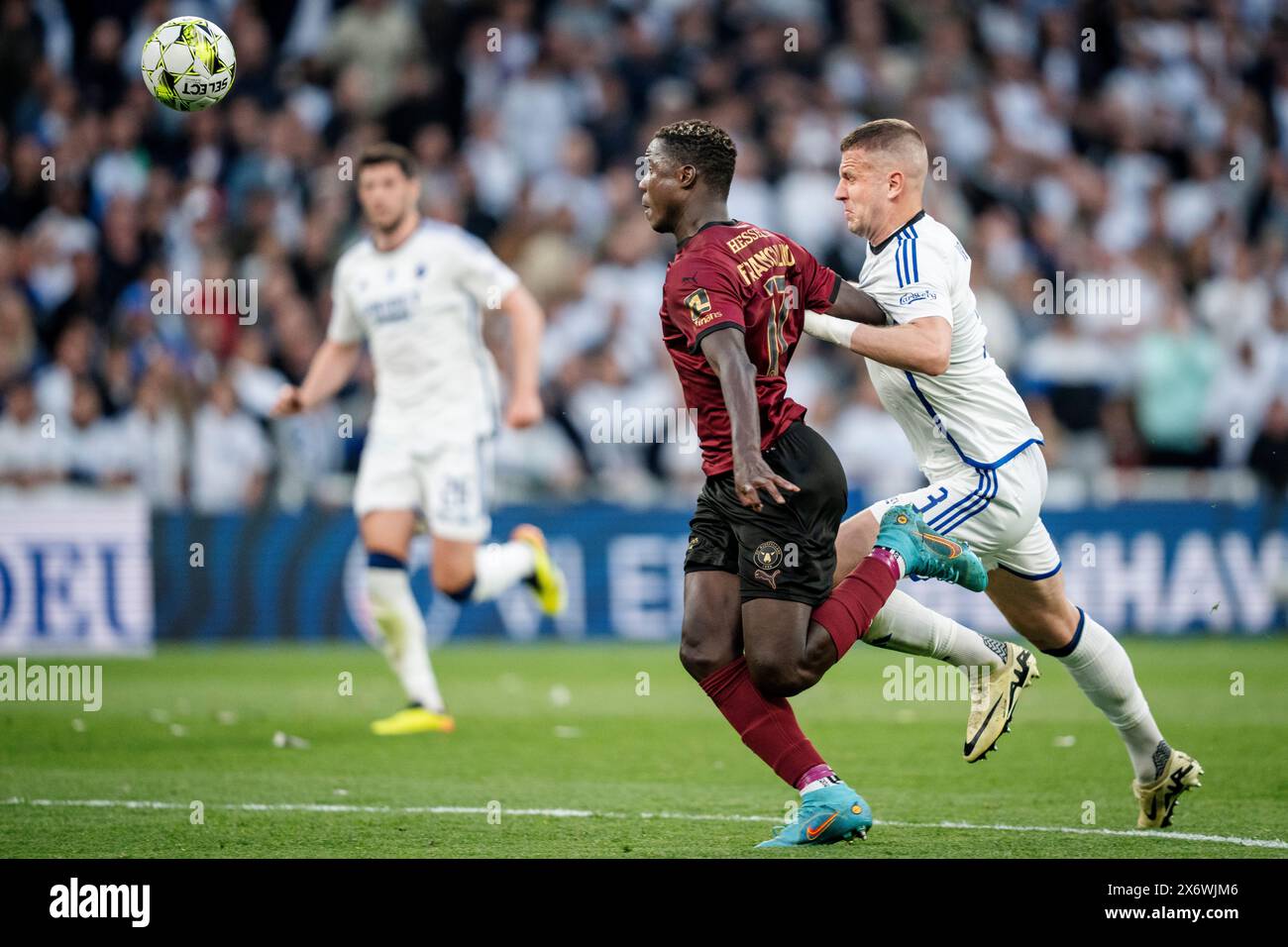 Danimarca. 16 maggio 2024. Franculino Dju del FC Midtjylland e Denis Vavro del FC Copenhagen durante la partita di 3F Super League tra FC Copenhagen e FC Midtjylland a Parken a Copenaghen, giovedì 16 maggio 2024. (Foto: Mads Claus Rasmussen/Ritzau Scanpix) credito: Ritzau/Alamy Live News Foto Stock