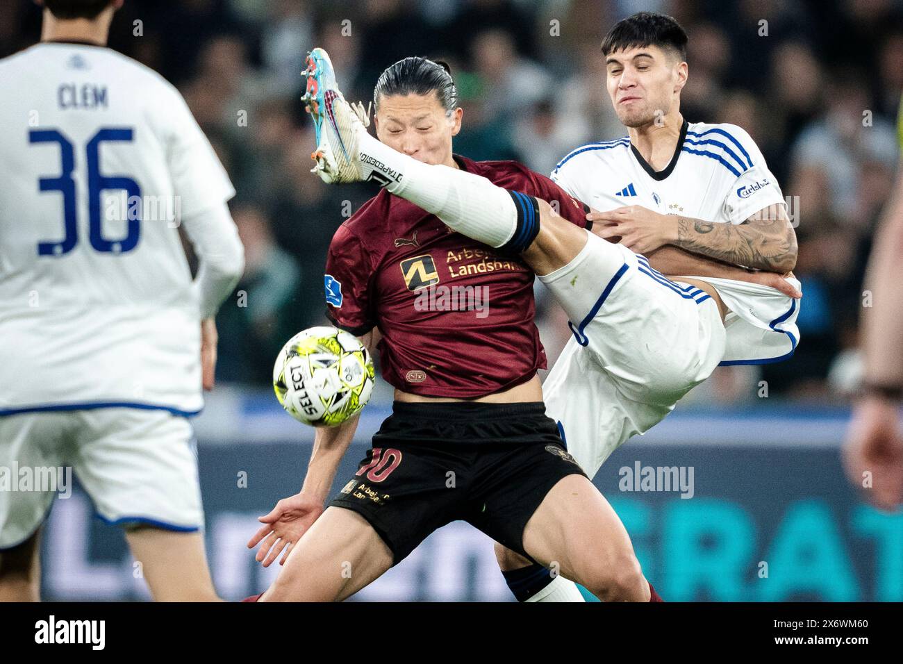 Danimarca. 16 maggio 2024. Cho GUE-sung del FC Midtjylland e Kevin Diks del FC Copenhagen durante la partita di 3F Super League tra FC Copenhagen e FC Midtjylland a Parken a Copenaghen, giovedì 16 maggio 2024. (Foto: Mads Claus Rasmussen/Ritzau Scanpix) credito: Ritzau/Alamy Live News Foto Stock