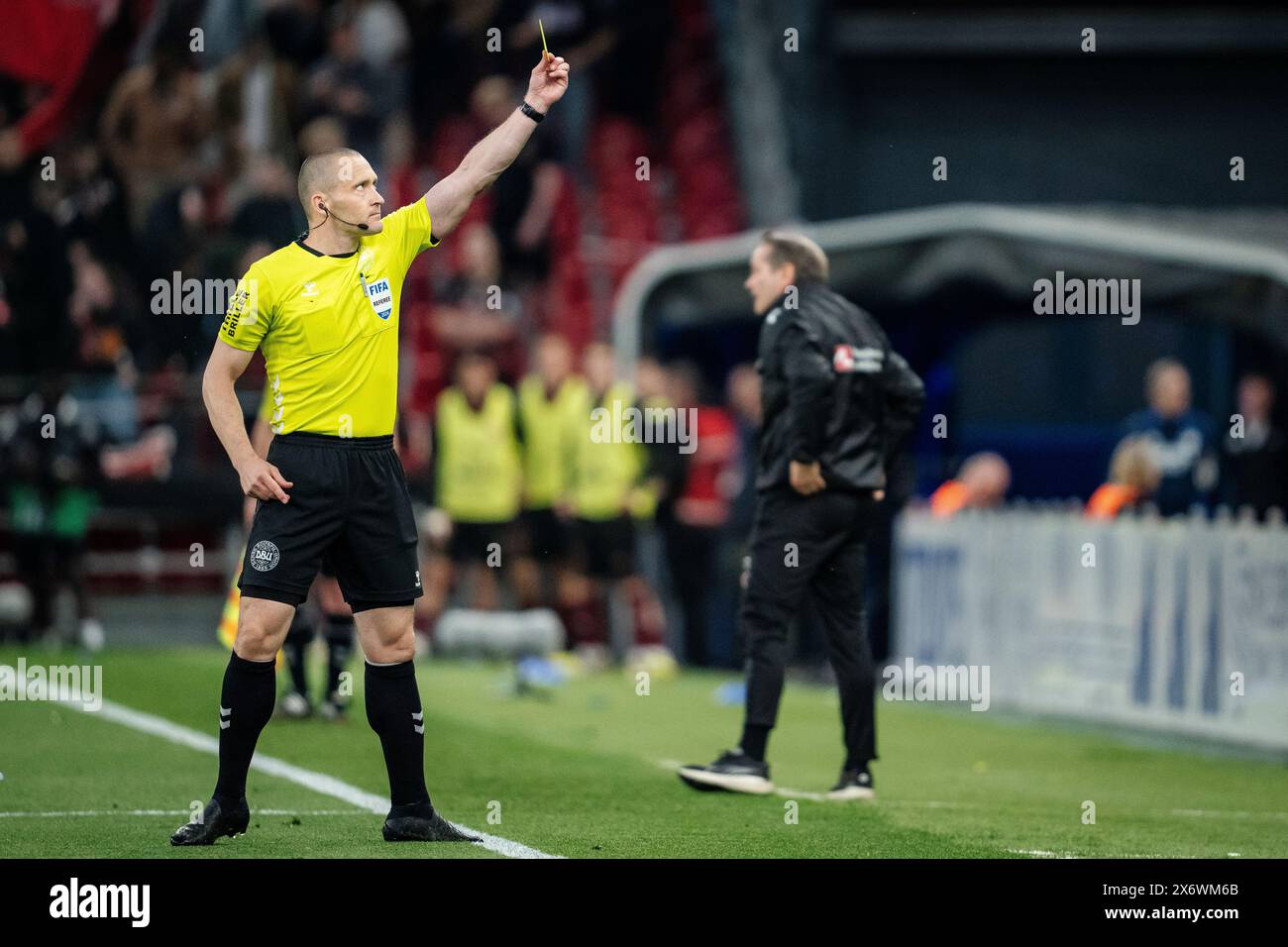 Danimarca. 16 maggio 2024. L'arbitro Mads-Kristoffer Kristoffersen dà un cartellino giallo durante la partita di Super League 3F tra FC Copenhagen e FC Midtjylland al Parken di Copenaghen, giovedì 16 maggio 2024. (Foto: Mads Claus Rasmussen/Ritzau Scanpix) credito: Ritzau/Alamy Live News Foto Stock