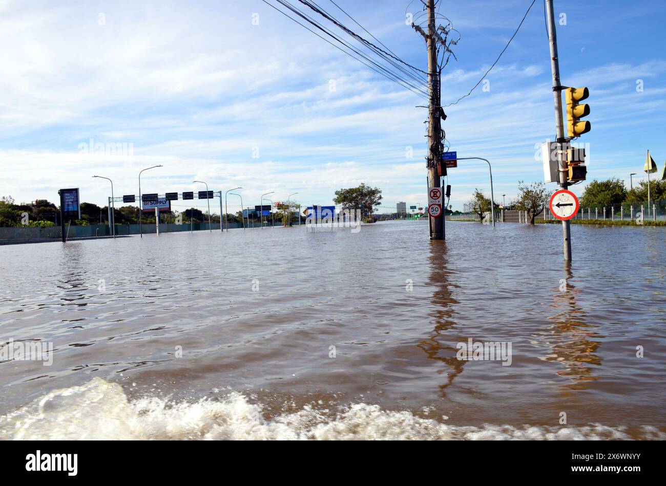 16 maggio 2024, Porto Alegre, Rio grande do sul, Brasile: Porto Alegre (RS), 05/16/2024 Ã¢â‚¬' PIOGGIA/TEMPO/INONDAZIONE/RS Ã¢â‚¬' record dei danni causati dalle inondazioni nei quartieri di Navegantes e Anchieta, nella zona nord della città di Porto Alegre, questo giovedì (15). Molti veicoli sono stati abbandonati su strade completamente allagate e gli animali vengono salvati e curati quotidianamente dai volontari. L'aeroporto internazionale Salgado Filho è temporaneamente chiuso in quanto la pista non offre condizioni per le operazioni degli aeromobili. (Foto: Marcelo Oliveira/Thenews2/Zumapress) (immagine di credito: © Marcelo Oliveira/TheNEWS2 vi Foto Stock