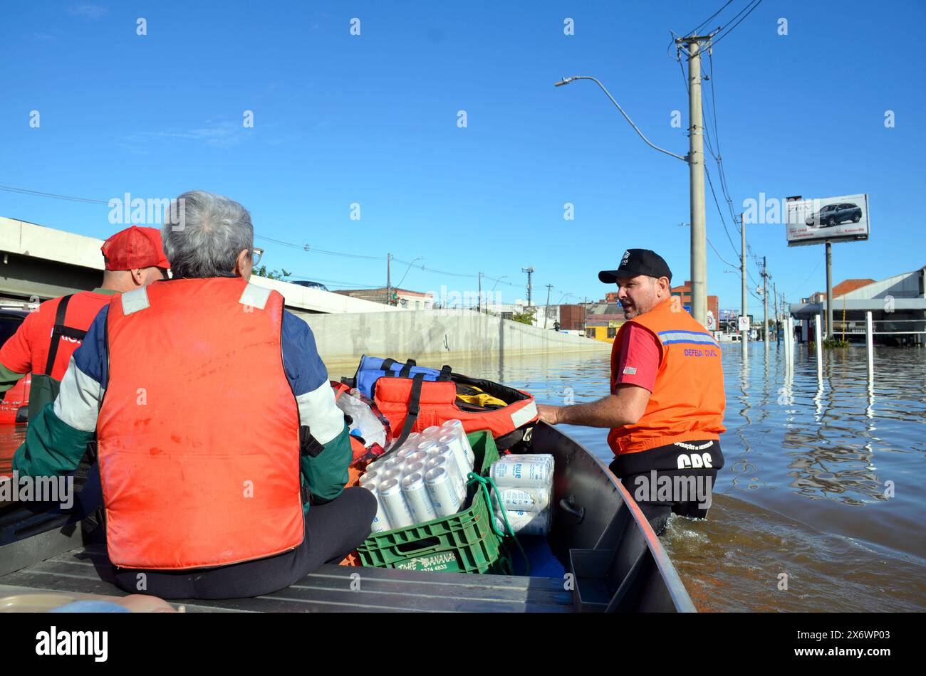 16 maggio 2024, Porto Alegre, Rio grande do sul, Brasile: Porto Alegre (RS), 05/16/2024 Ã¢â‚¬' PIOGGIA/TEMPO/INONDAZIONE/RS Ã¢â‚¬' record dei danni causati dalle inondazioni nei quartieri di Navegantes e Anchieta, nella zona nord della città di Porto Alegre, questo giovedì (15). Molti veicoli sono stati abbandonati su strade completamente allagate e gli animali vengono salvati e curati quotidianamente dai volontari. L'aeroporto internazionale Salgado Filho è temporaneamente chiuso in quanto la pista non offre condizioni per le operazioni degli aeromobili. (Foto: Marcelo Oliveira/Thenews2/Zumapress) (immagine di credito: © Marcelo Oliveira/TheNEWS2 vi Foto Stock