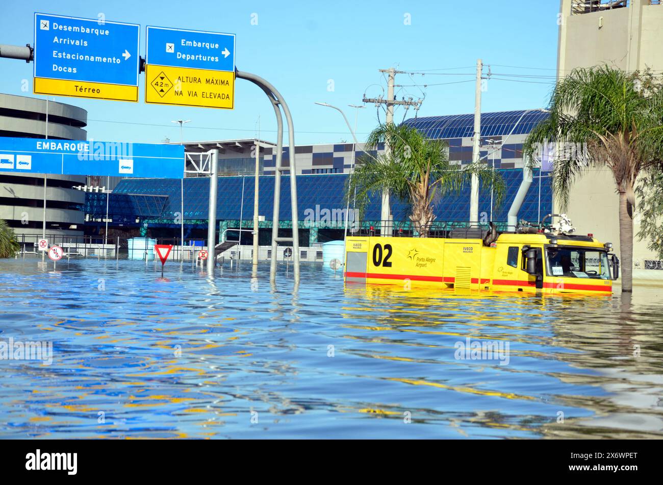 16 maggio 2024, Porto Alegre, Rio grande do sul, Brasile: Porto Alegre (RS), 05/16/2024 Ã¢â‚¬' PIOGGIA/TEMPO/INONDAZIONE/RS Ã¢â‚¬' record dei danni causati dalle inondazioni nei quartieri di Navegantes e Anchieta, nella zona nord della città di Porto Alegre, questo giovedì (15). Molti veicoli sono stati abbandonati su strade completamente allagate e gli animali vengono salvati e curati quotidianamente dai volontari. L'aeroporto internazionale Salgado Filho è temporaneamente chiuso in quanto la pista non offre condizioni per le operazioni degli aeromobili. (Foto: Marcelo Oliveira/Thenews2/Zumapress) (immagine di credito: © Marcelo Oliveira/TheNEWS2 vi Foto Stock