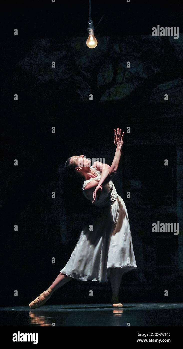 Londra, Regno Unito. 16 maggio 2024. Lo Scottish Ballet presenta il loro adattamento della commedia di Tennessee Williams "A Streetcar Named Desire" al Sadler's Wells Theatre di Londra dal 16 al 19 maggio. Cast: Marge Hendrick (Blanche Du Bois), Evan Loudon (Stanley Kowalski), Claire Souet (Stella Kowalski) e lo Scottish Ballet. Crediti: Imageplotter/Alamy Live News Foto Stock