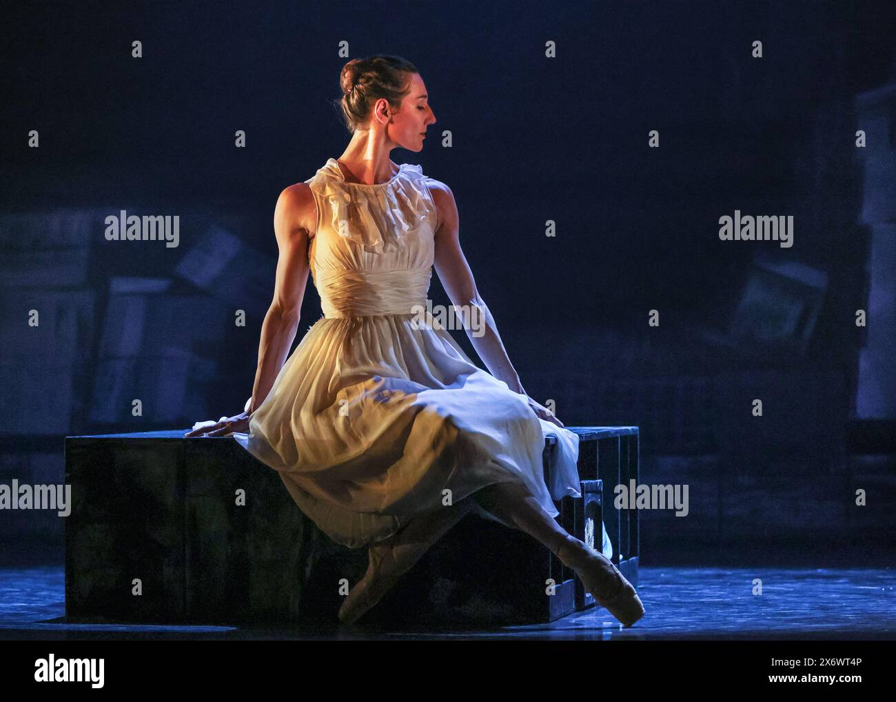 Londra, Regno Unito. 16 maggio 2024. Lo Scottish Ballet presenta il loro adattamento della commedia di Tennessee Williams "A Streetcar Named Desire" al Sadler's Wells Theatre di Londra dal 16 al 19 maggio. Cast: Marge Hendrick (Blanche Du Bois), Evan Loudon (Stanley Kowalski), Claire Souet (Stella Kowalski) e lo Scottish Ballet. Crediti: Imageplotter/Alamy Live News Foto Stock