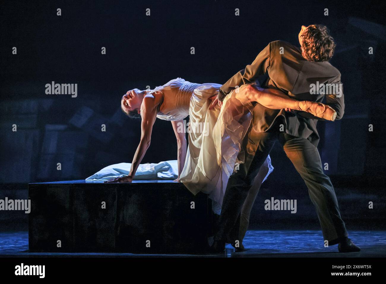 Londra, Regno Unito. 16 maggio 2024. Lo Scottish Ballet presenta il loro adattamento della commedia di Tennessee Williams "A Streetcar Named Desire" al Sadler's Wells Theatre di Londra dal 16 al 19 maggio. Cast: Marge Hendrick (Blanche Du Bois), Evan Loudon (Stanley Kowalski), Claire Souet (Stella Kowalski) e lo Scottish Ballet. Crediti: Imageplotter/Alamy Live News Foto Stock