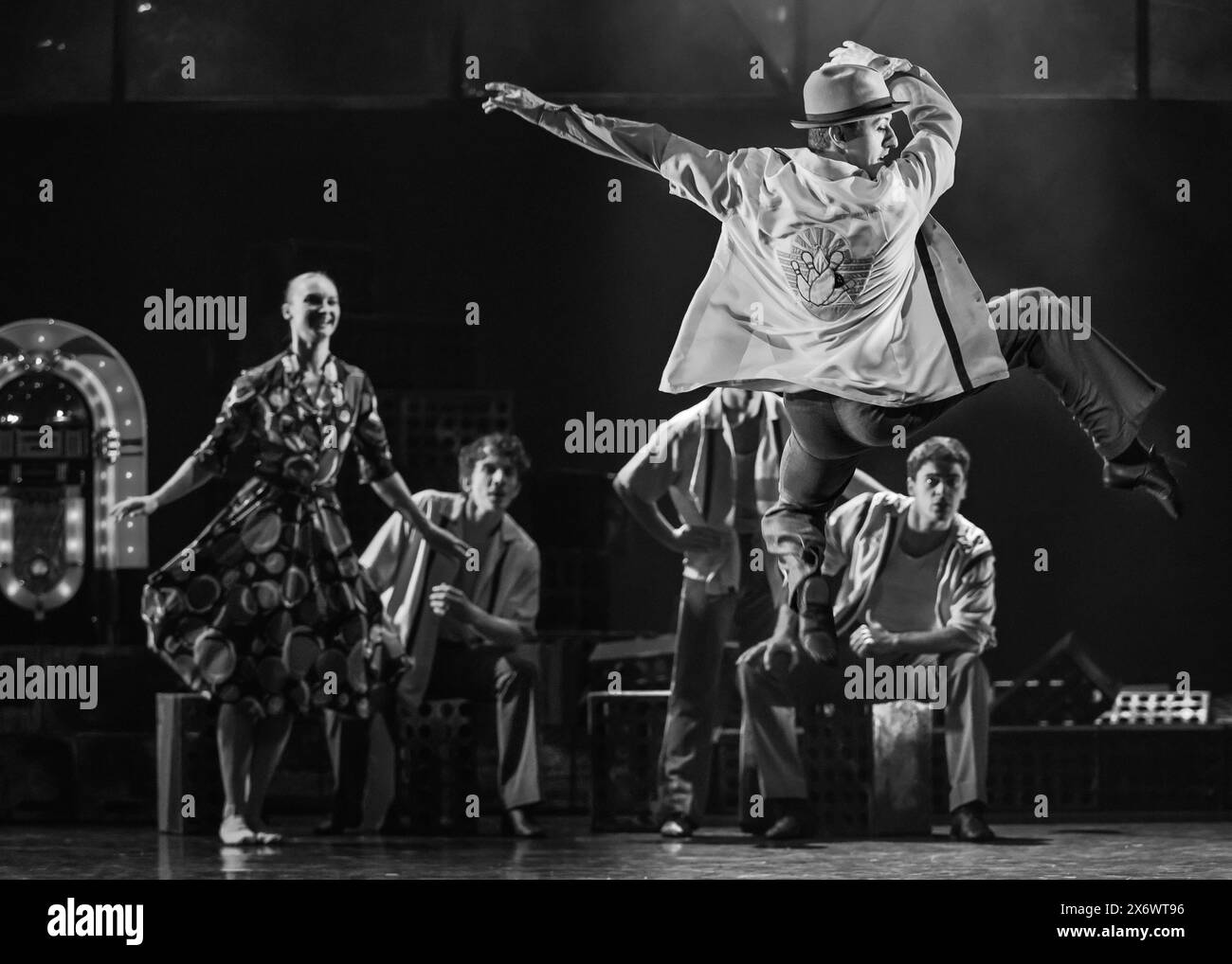 Londra, Regno Unito. 16 maggio 2024. Lo Scottish Ballet presenta il loro adattamento della commedia di Tennessee Williams "A Streetcar Named Desire" al Sadler's Wells Theatre di Londra dal 16 al 19 maggio. Cast: Marge Hendrick (Blanche Du Bois), Evan Loudon (Stanley Kowalski), Claire Souet (Stella Kowalski) e lo Scottish Ballet. Crediti: Imageplotter/Alamy Live News Foto Stock