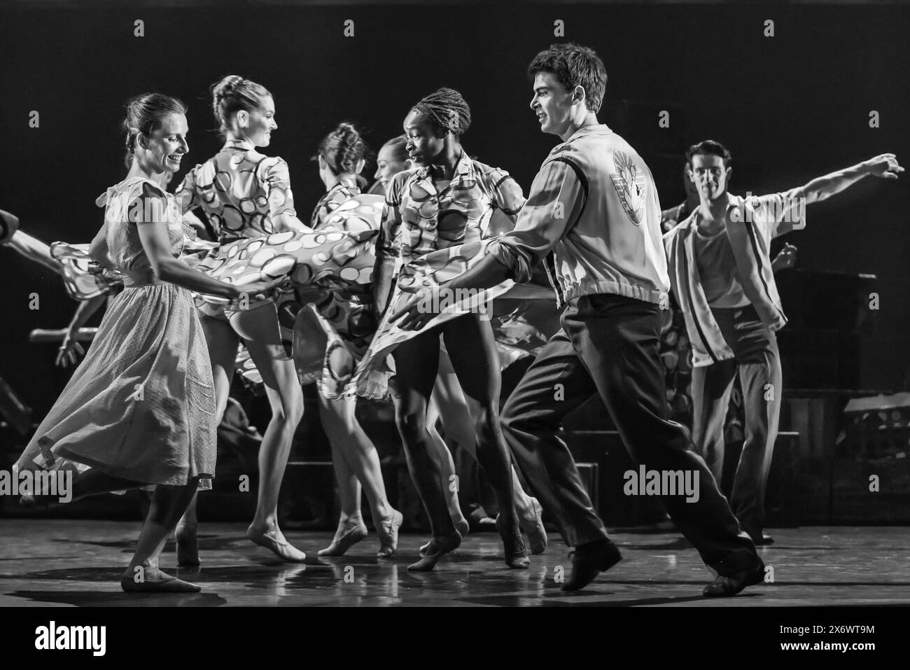 Londra, Regno Unito. 16 maggio 2024. Lo Scottish Ballet presenta il loro adattamento della commedia di Tennessee Williams "A Streetcar Named Desire" al Sadler's Wells Theatre di Londra dal 16 al 19 maggio. Cast: Marge Hendrick (Blanche Du Bois), Evan Loudon (Stanley Kowalski), Claire Souet (Stella Kowalski) e lo Scottish Ballet. Crediti: Imageplotter/Alamy Live News Foto Stock