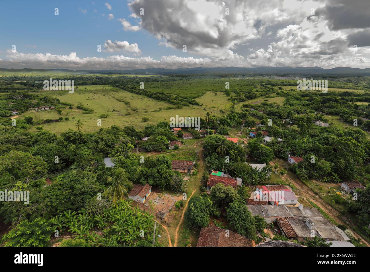 298 campagna della tenuta Manaca Iznaga sotto il cielo nuvoloso visto dal campanile della Hacienda, montagne Escambray sullo sfondo. Trinidad-Cuba. Foto Stock