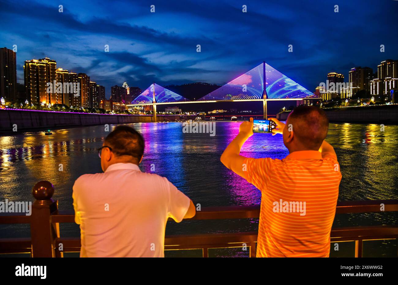 CHONGQING, CINA - 15 MAGGIO 2024 - i turisti vedono la scena notturna di Chongqing, Cina, 15 maggio 2024. Foto Stock