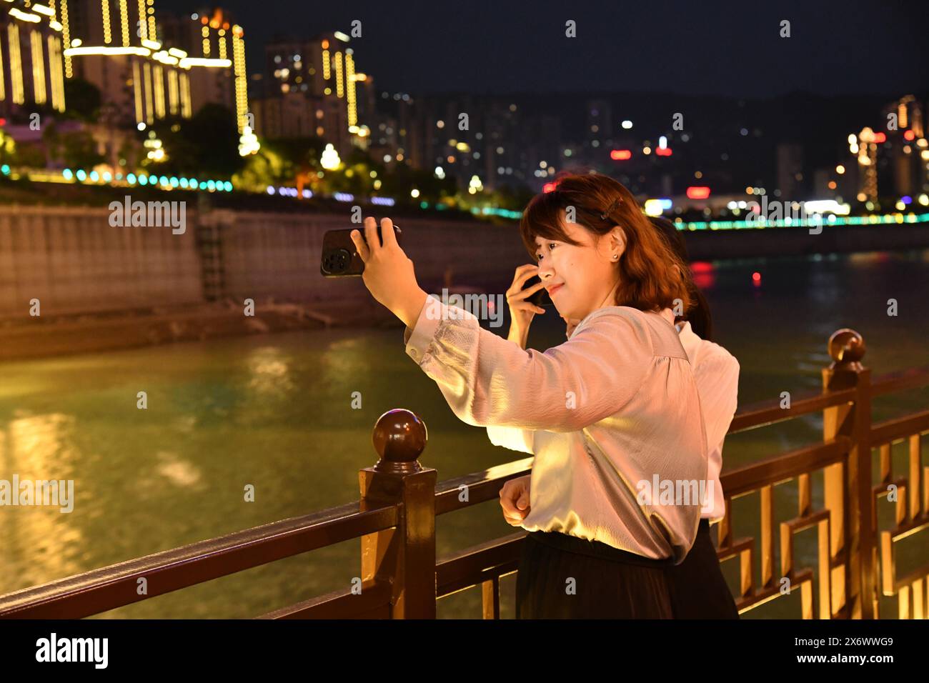 CHONGQING, CINA - 15 MAGGIO 2024 - i turisti vedono la scena notturna di Chongqing, Cina, 15 maggio 2024. Foto Stock