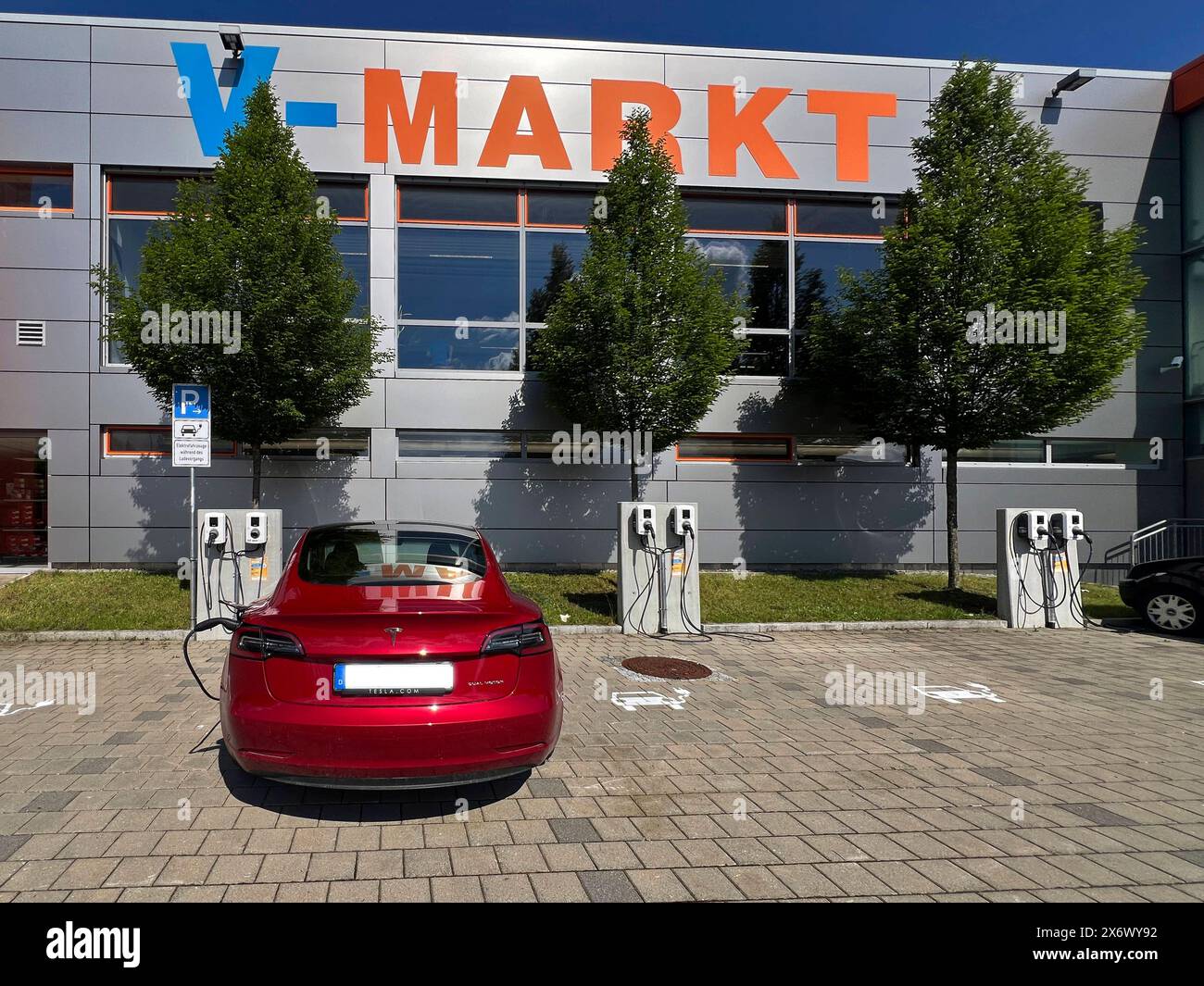 16.05.2024, e-Ladestelle in Bad Wörishofen am V-Markt Supermarkt. Ein Tesla Model3 lädt während des Einkaufs seinen Akku voll. 16.05.2024, e-Ladestelle 16.05.2024, e-Ladestelle *** 16 05 2024, stazione di ricarica elettronica a Bad Wörishofen presso il supermercato V Markt Un Tesla Model3 carica la sua batteria mentre fa shopping 16 05 2024, stazione di ricarica elettronica 16 05 2024, stazione di ricarica elettronica Foto Stock