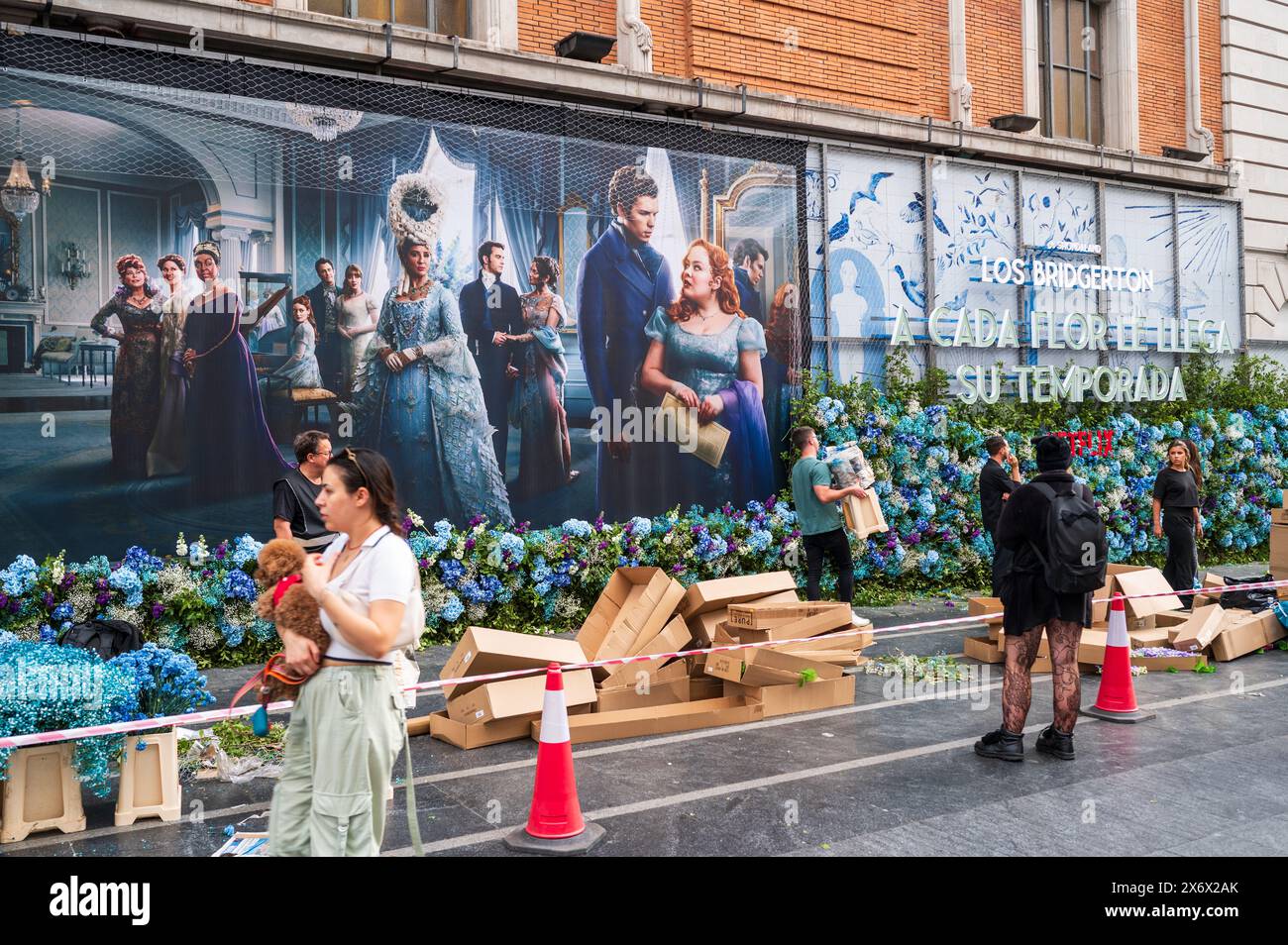 I decoratori preparano la presentazione della serie Netflix Bridgerton su Gran via, Madrid, Spagna Foto Stock