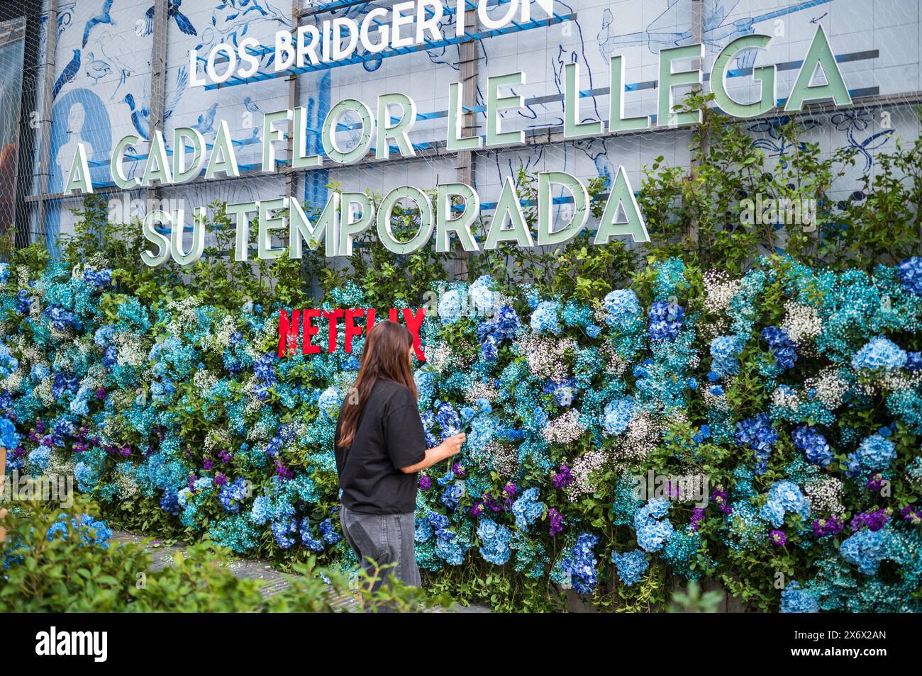 I decoratori preparano la presentazione della serie Netflix Bridgerton su Gran via, Madrid, Spagna Foto Stock