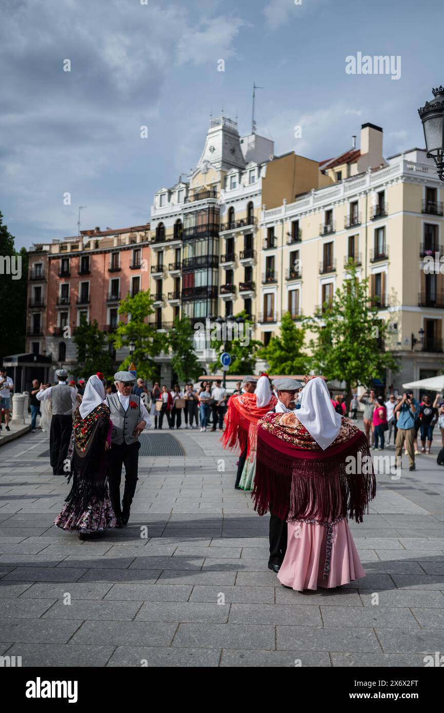 Ballerini maturi ballano le tradizionali chotis durante le festività di San Isidro a Madrid, Spagna Foto Stock