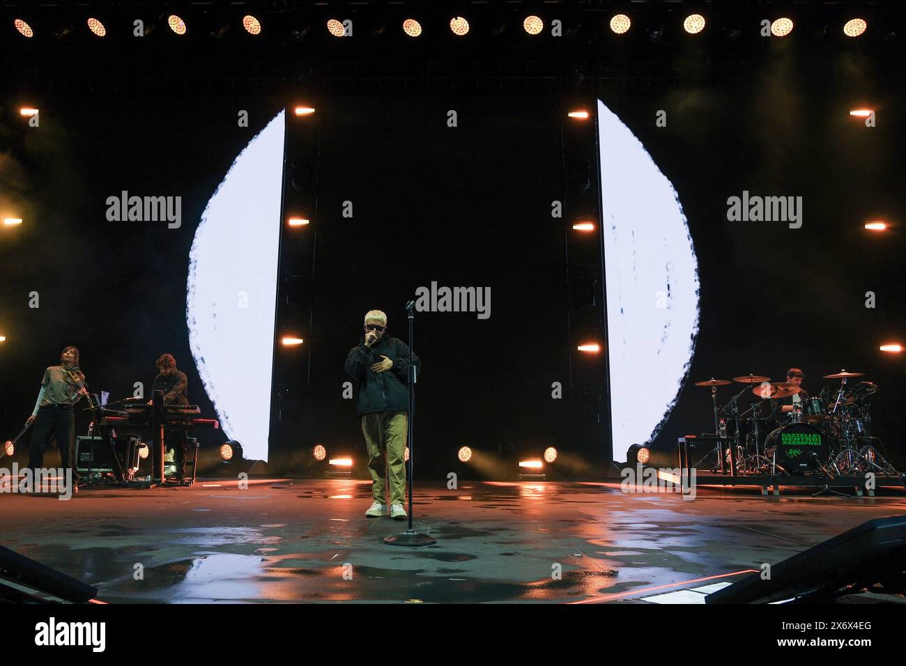 Concerto di musica del cantante italiano - Gazzelle - 16.05.24 - Arena di Verona i cantautori italiani Gazzelle, pseudonimo di Flavio Bruno Pardini, sul palco dell'Arena di Verona per la sua speciale esibizione dal vivo 16.05.24 - Arena di Verona il 16 maggio 2024 a Verona, Italia. Verona Arena di Verona Italia Copyright: XRobertoxTommasinix/xLiveMediax LPM 1355202 Foto Stock