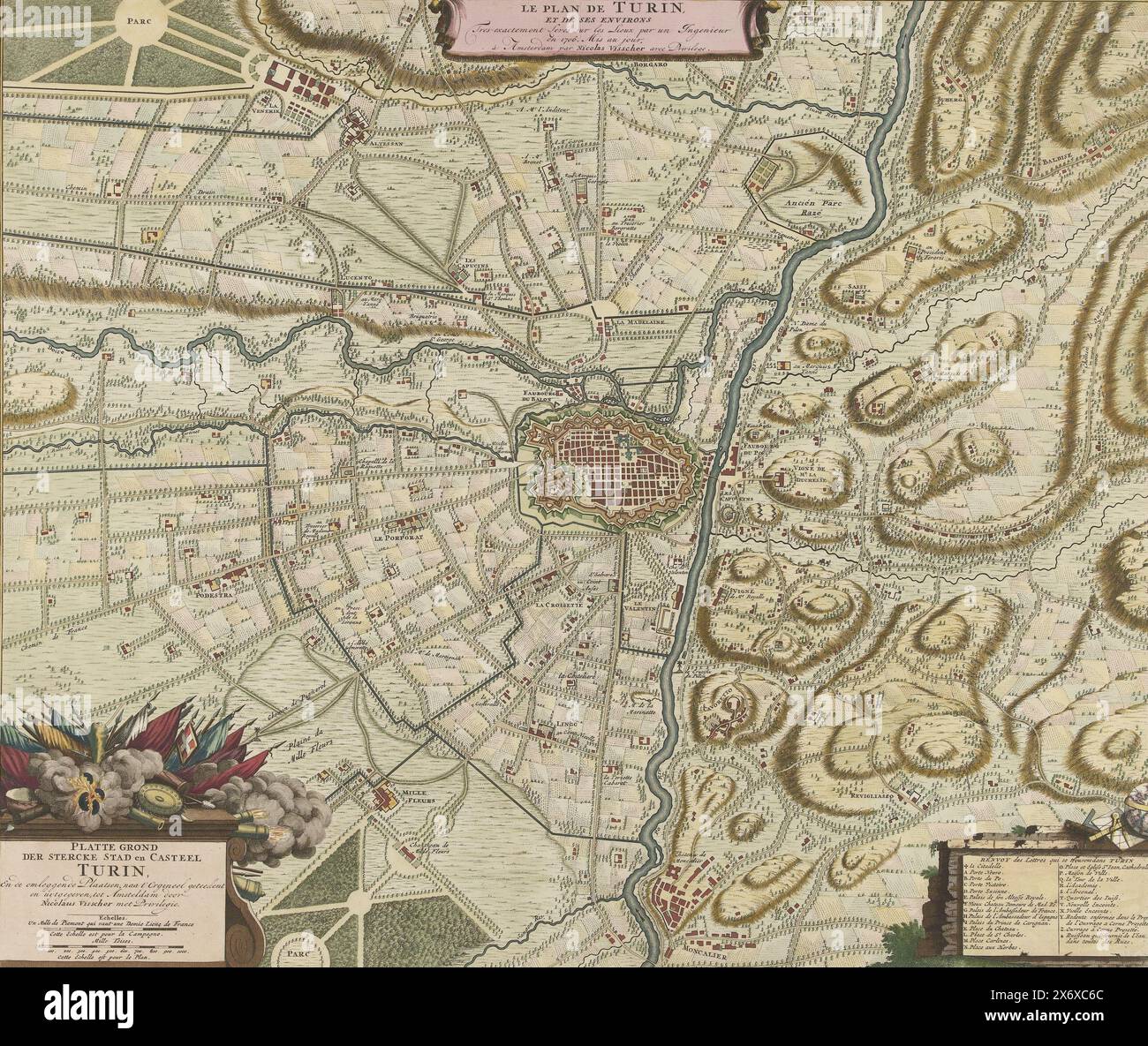 Mappa di Torino e dintorni, 1706, le Plan de Turin, et des Environs, Platte Grond der Stercke Stad en Casteel Torino (titolo sull'oggetto), Mappa della città italiana di Torino e dintorni. Torino, assediata dai francesi, fu sollevata dagli Alleati sotto il principe di Savoia il 7 settembre 1706. In basso a destra un cartiglio con la leggenda A-Z in francese., stampa, stampatore: Nicolaes Visscher (II), (laboratorio di), dopo disegno di: Charles Desbordes, (menzionato sull'oggetto), editore: Weduwe Nicolaes Visscher (II), (menzionato sull'oggetto), Amsterdam, 1706, carta, incisione, altezza, 498 mm Foto Stock