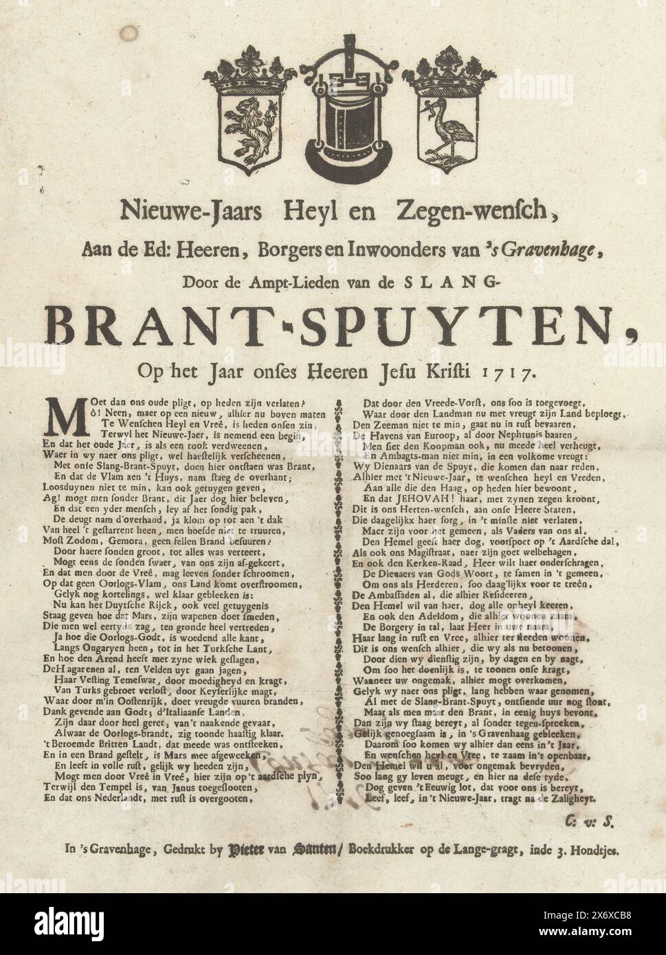 Saluto di Capodanno da parte dei vigili del fuoco dell'Aia per l'anno 1717, auguri Heyl e Blessing di Capodanno, all'ed: signori, Borgers e abitanti di l'Aia, dall'Ampt-Lieden van de slang-Brant-Spuyten, l'anno onse Heeren Jesu Kristi 1717 (titolo su oggetto), saluto di Capodanno da parte degli operatori dei pompieri a manichetta dell'Aia per l'anno 1717. Versetto in due colonne, in cima un secchio di fuoco o una pompa tra gli stemmi dell'Olanda e dell'Aia., stampa, stampatore: Pieter van Santen, (menzionato sull'oggetto), sconosciuto, (menzionato sull'oggetto), l'Aia, 1716 - 1717 Foto Stock