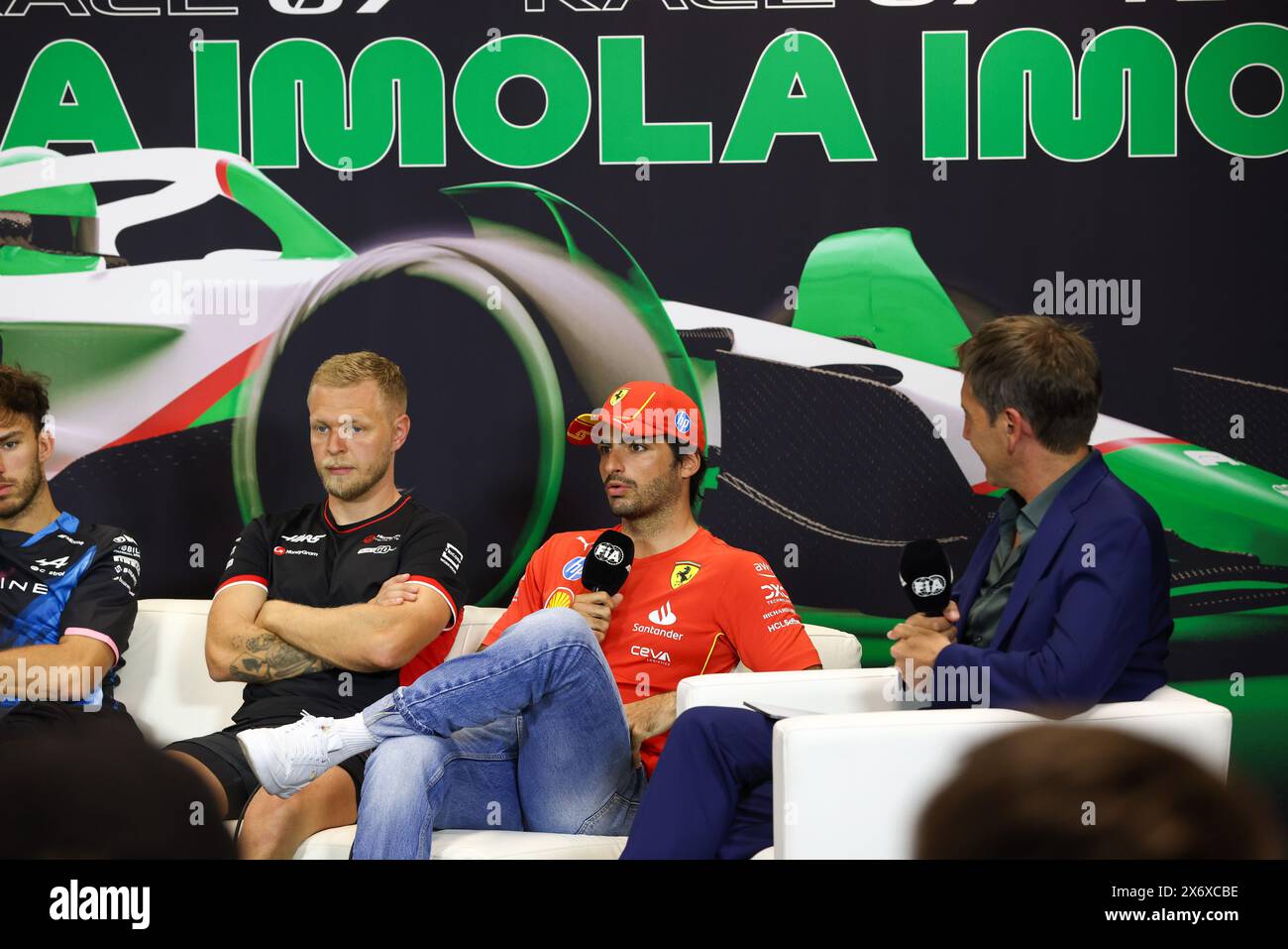Imola, Bo, ITALIA. 16 maggio 2024. Carlos Sainz Jr. (ESP) - Scuderia Ferrari - Ferrari SF-24 - Ferrar Kevin Magnussen (DEN) - MoneyGram Haas F1 Team - Haas VF-24 - Ferrari.durante la conferenza stampa piloti FORMULA 1 MSC CROCIERE GRAN PREMIO DEL MADE IN ITALY e DELl'EMILIA-ROMAGNA 2 autodromo Enzo e Dino Ferrari, Imola (BO) Italia (Credit Image: © Alessio De Marco/ZUMA Press Wire) SOLO PER USO EDITORIALE! Non per USO commerciale! Foto Stock