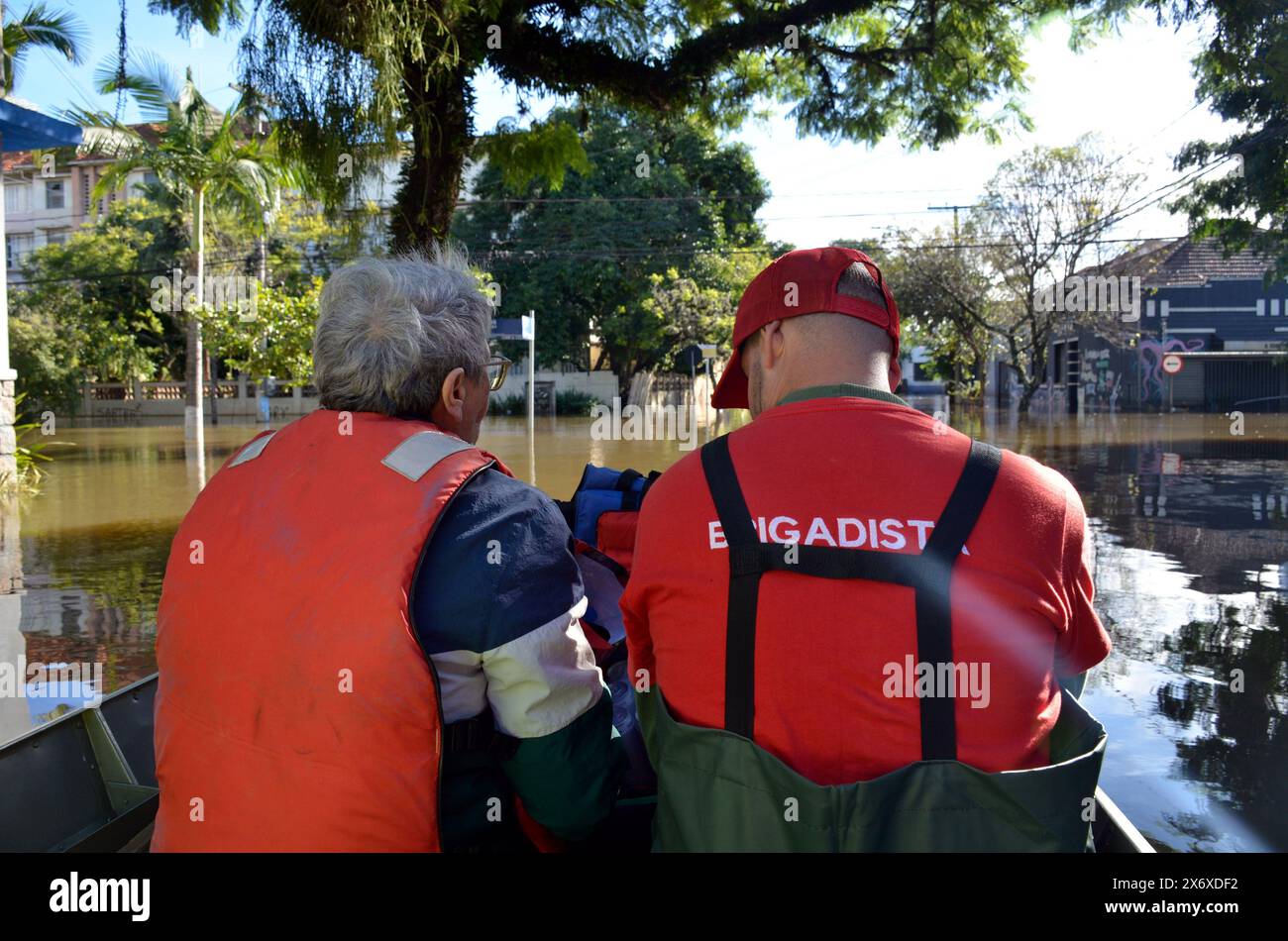 16 maggio 2024, Porto Alegre, Rio grande do sul, Brasile: Porto Alegre (RS), 05/16/2024 Ã¢â‚¬' PIOGGIA/TEMPO/INONDAZIONE/RS Ã¢â‚¬' record dei danni causati dalle inondazioni nei quartieri di Navegantes e Anchieta, nella zona nord della città di Porto Alegre, questo giovedì (15). Molti veicoli sono stati abbandonati su strade completamente allagate e gli animali vengono salvati e curati quotidianamente dai volontari. L'aeroporto internazionale Salgado Filho è temporaneamente chiuso in quanto la pista non offre condizioni per le operazioni degli aeromobili. (Foto: Marcelo Oliveira/Thenews2/Zumapress) (immagine di credito: © Marcelo Oliveira/TheNEWS2 vi Foto Stock