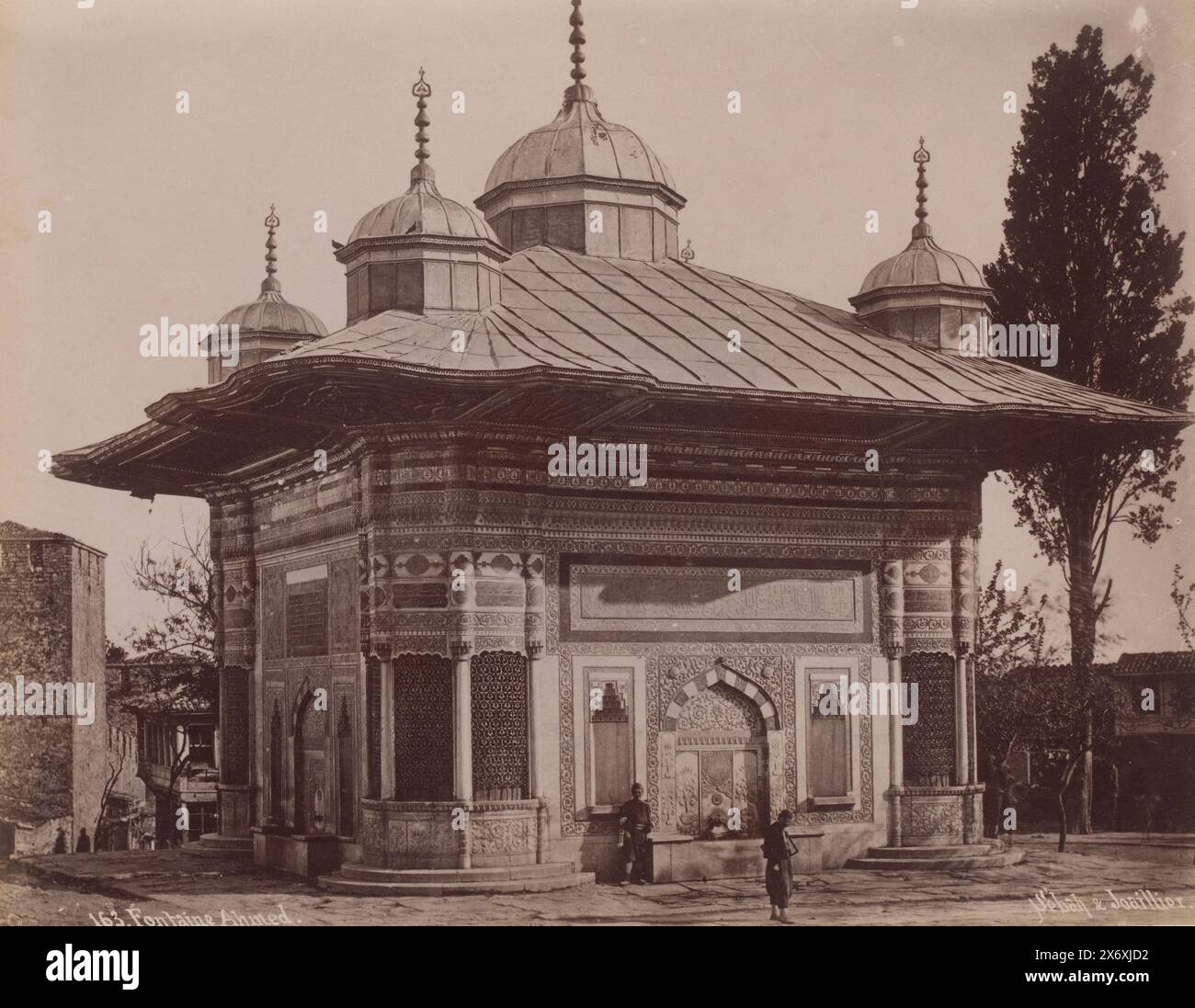 Fontana del Sultano Ahmed III a Istanbul, Fontaine Ahmed (titolo sull'oggetto), fotografia, Sébah & Joaillier, (menzionato sull'oggetto), 1888 - 1900, carta, stampa albume, altezza, 207 mm x larghezza, 267 mm Foto Stock